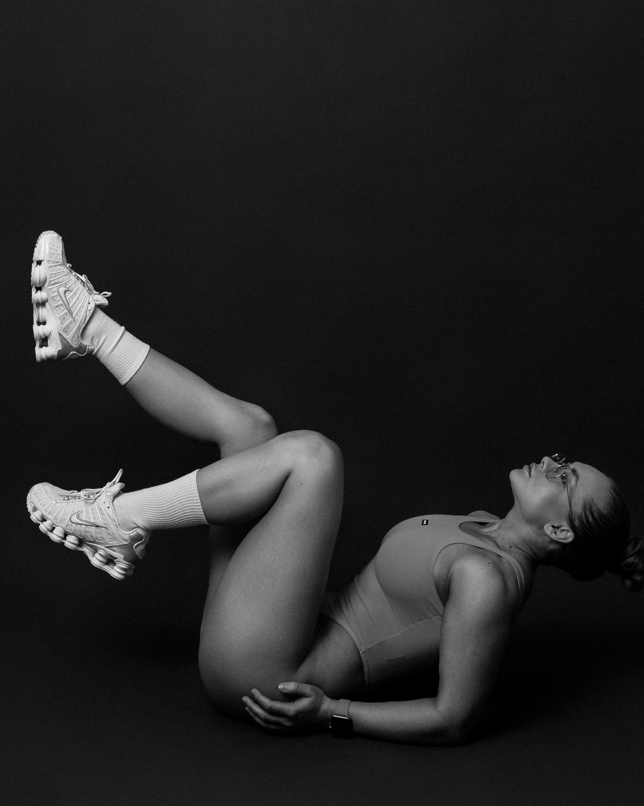 Фотосессия девушки в спортивном боди чб фото 