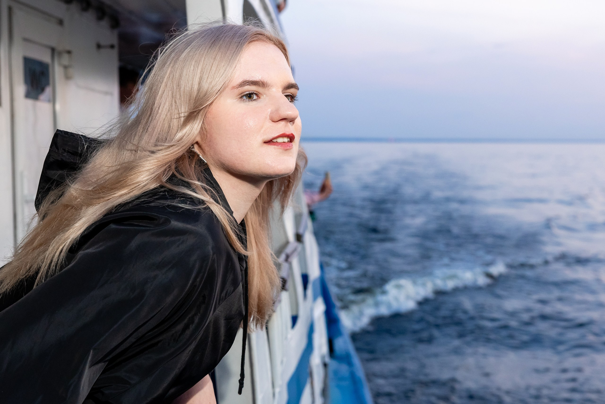 Девушка смотрит в даль с борта теплохода на Финском заливе