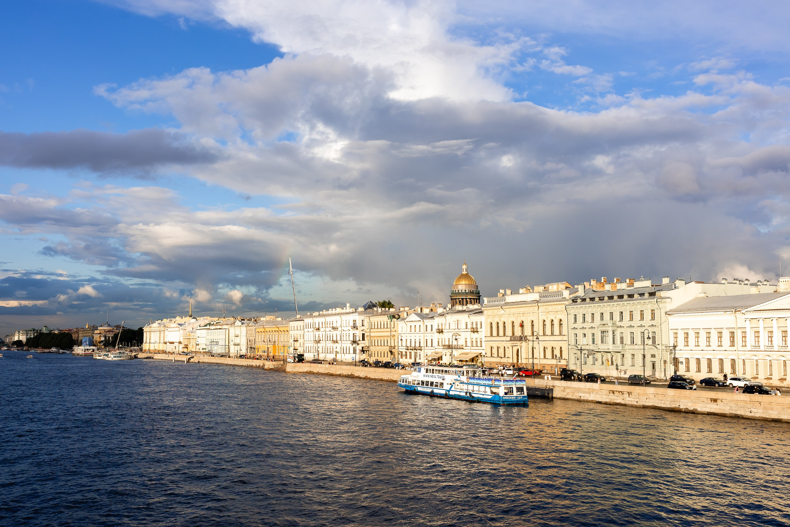 Красивый вид на причал и Английскую набережную с Благовещенского моста