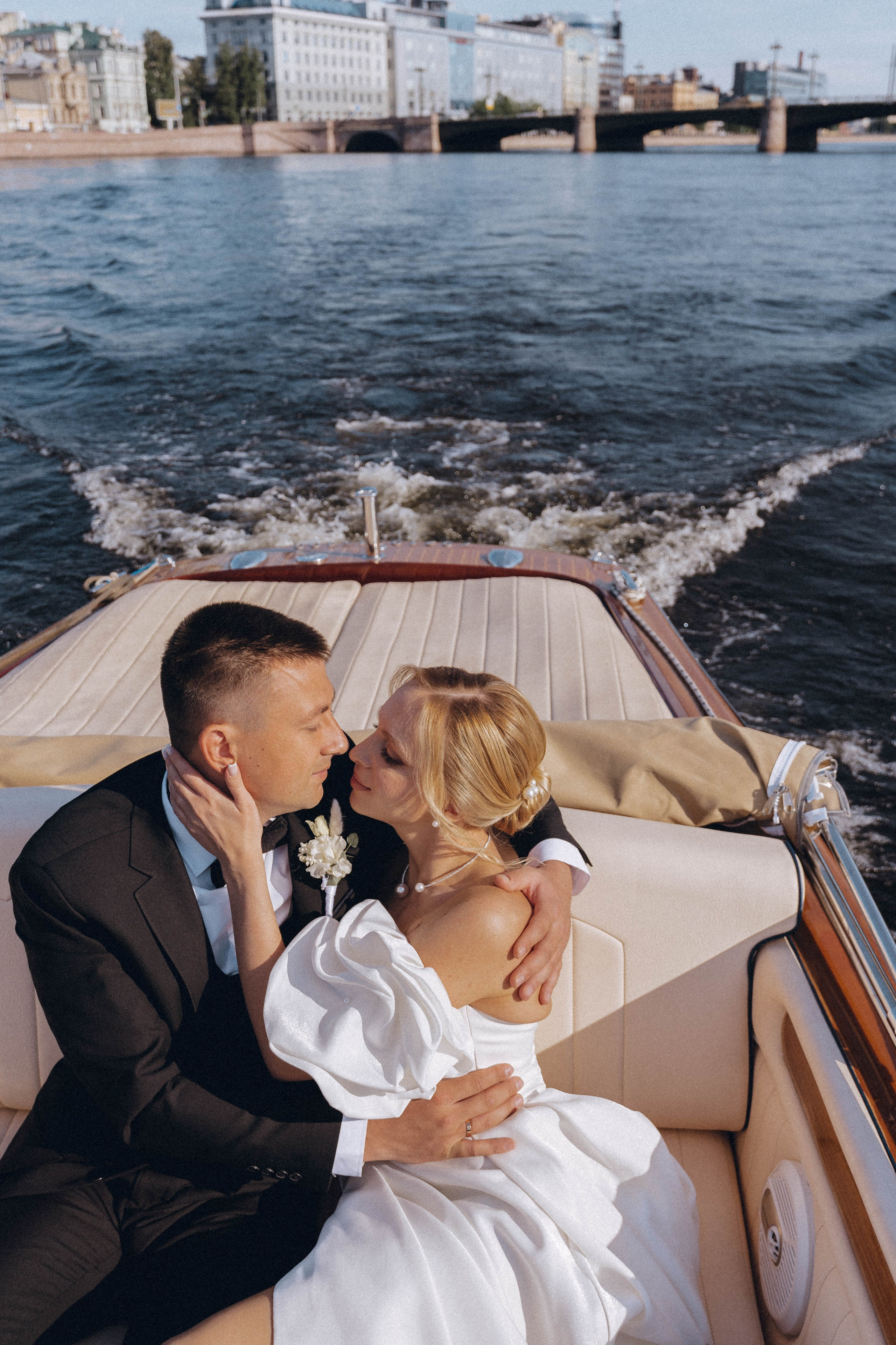 СВАДЕНБНАЯ СЬЕМКА НА КАТЕРЕ ПО КАНАЛАМ САНКТ-ПЕТЕРБУРГА И В АКВАТОРИИ НЕВЫ. Профессиональный фотограф, Санкт-Петербург — Виктория Богомолова