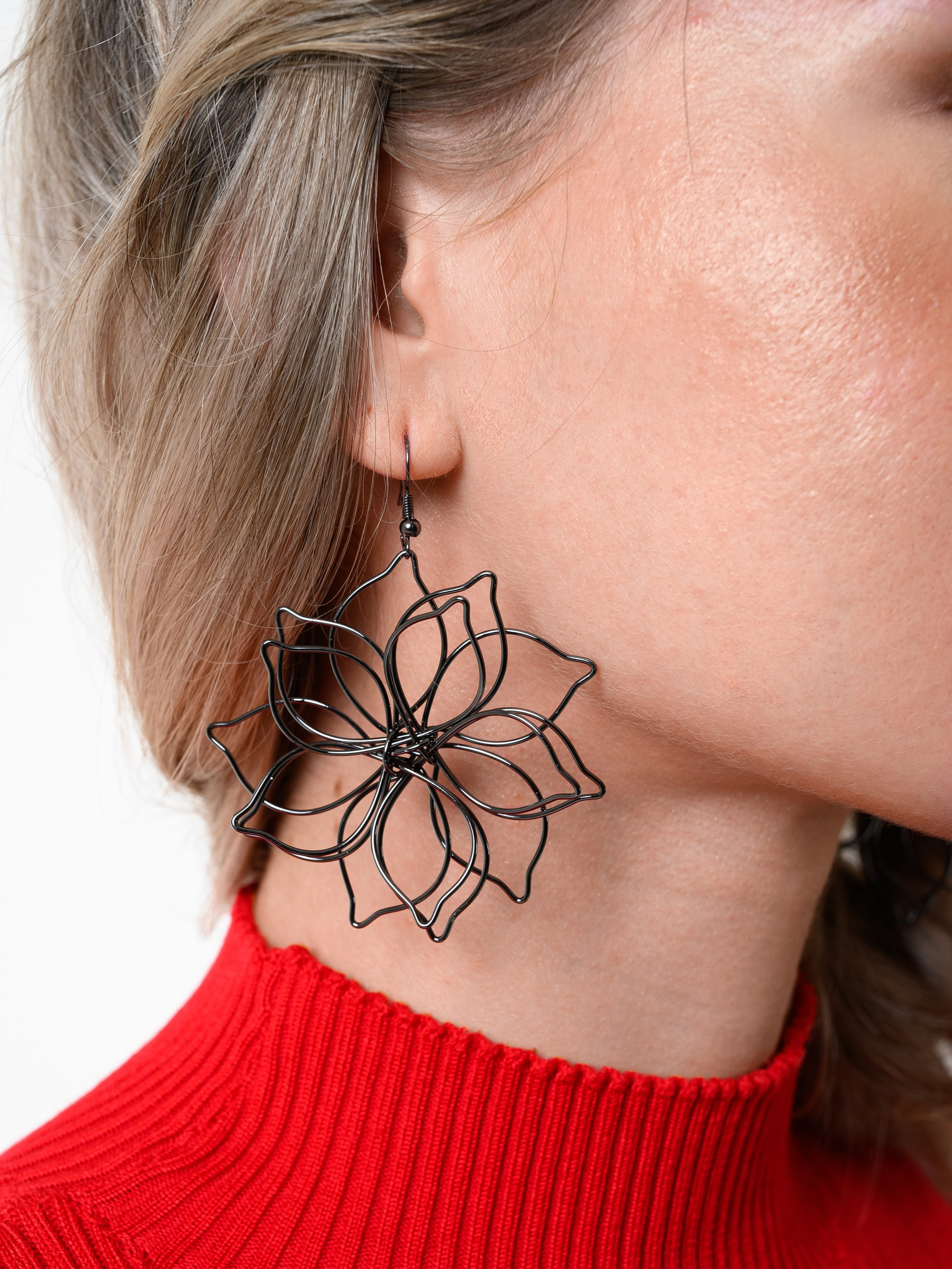 Предметная фотосъёмка серёг для Магнит.Маркет в Казани от фотографа Алексея Клейменова с белым фоном и акцентом на изделие