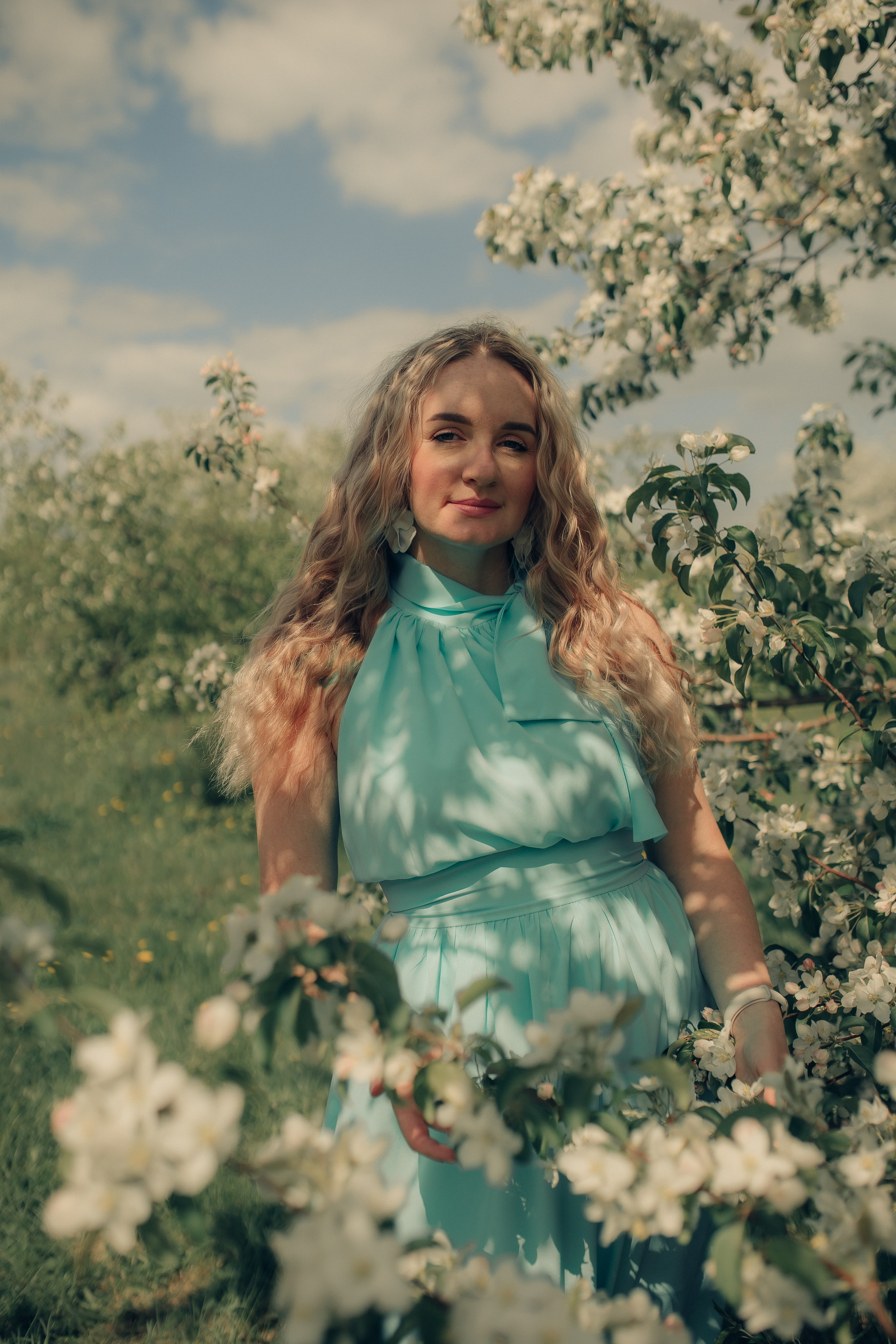 Маргарита в цветущих яблонях. Фотограф в Челябинске Филимонова Дарья