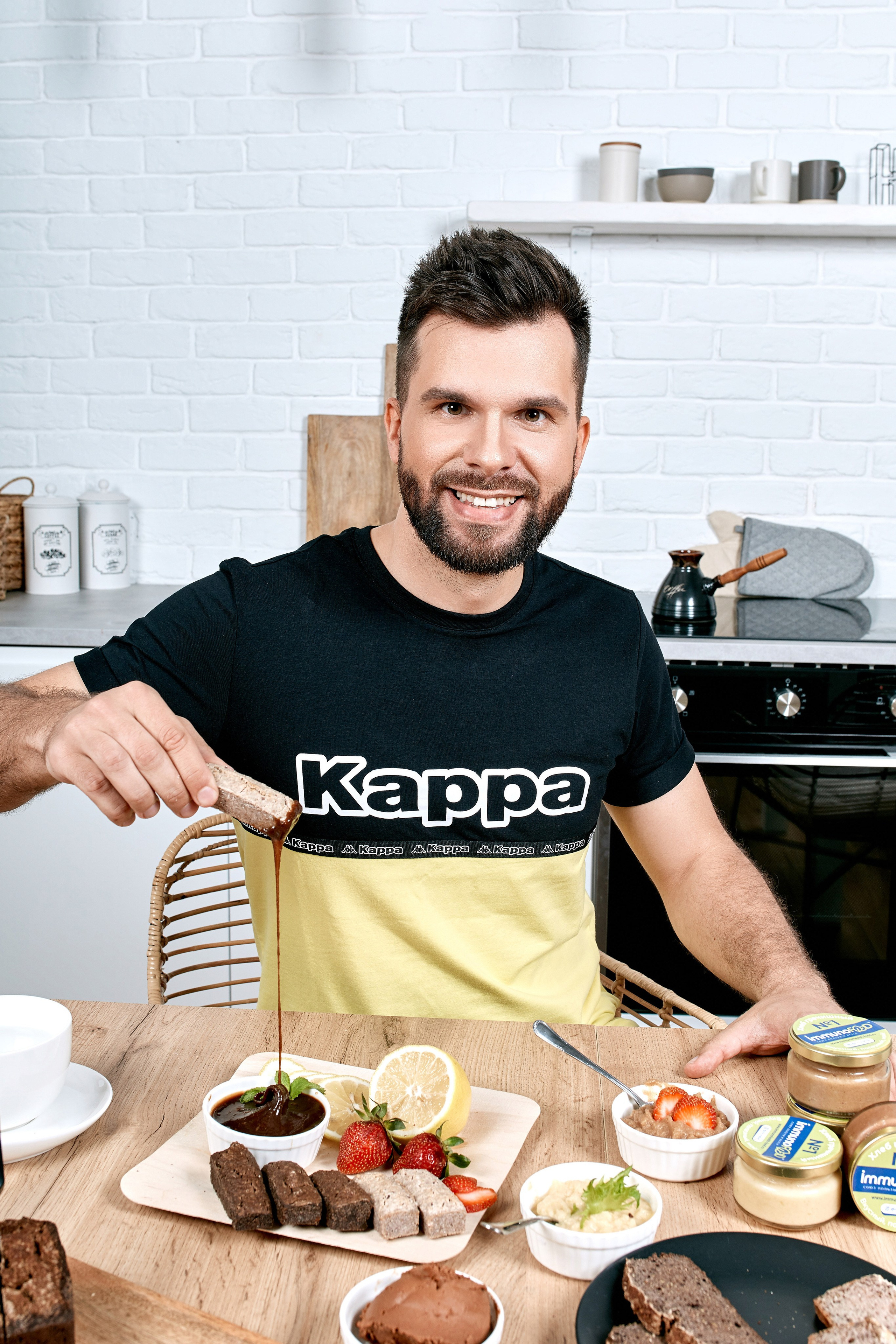 Я провожу различные виды фотосъемки: предметную, каталожную, объектную и другие. Для сайта, интернет-магазина, социальных сетей, интернет-рекламы, буклетов и баннеров, журналов, наружной рекламы и других целей.