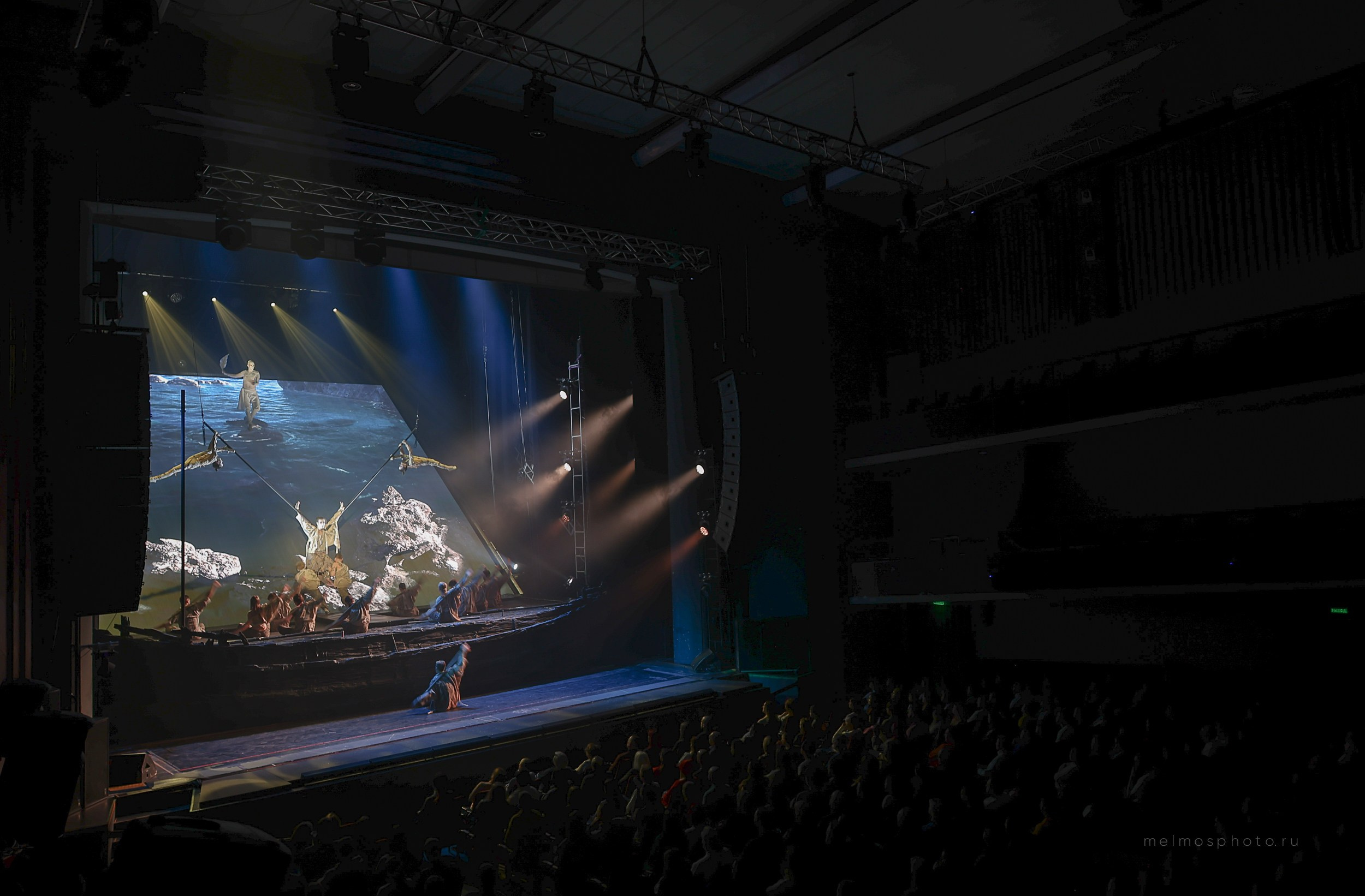 АНТИГРАВИТАЦИЯ. Репортажный, архитектурный, театральный и файн-арт фотограф Лена Мельникова в Москве