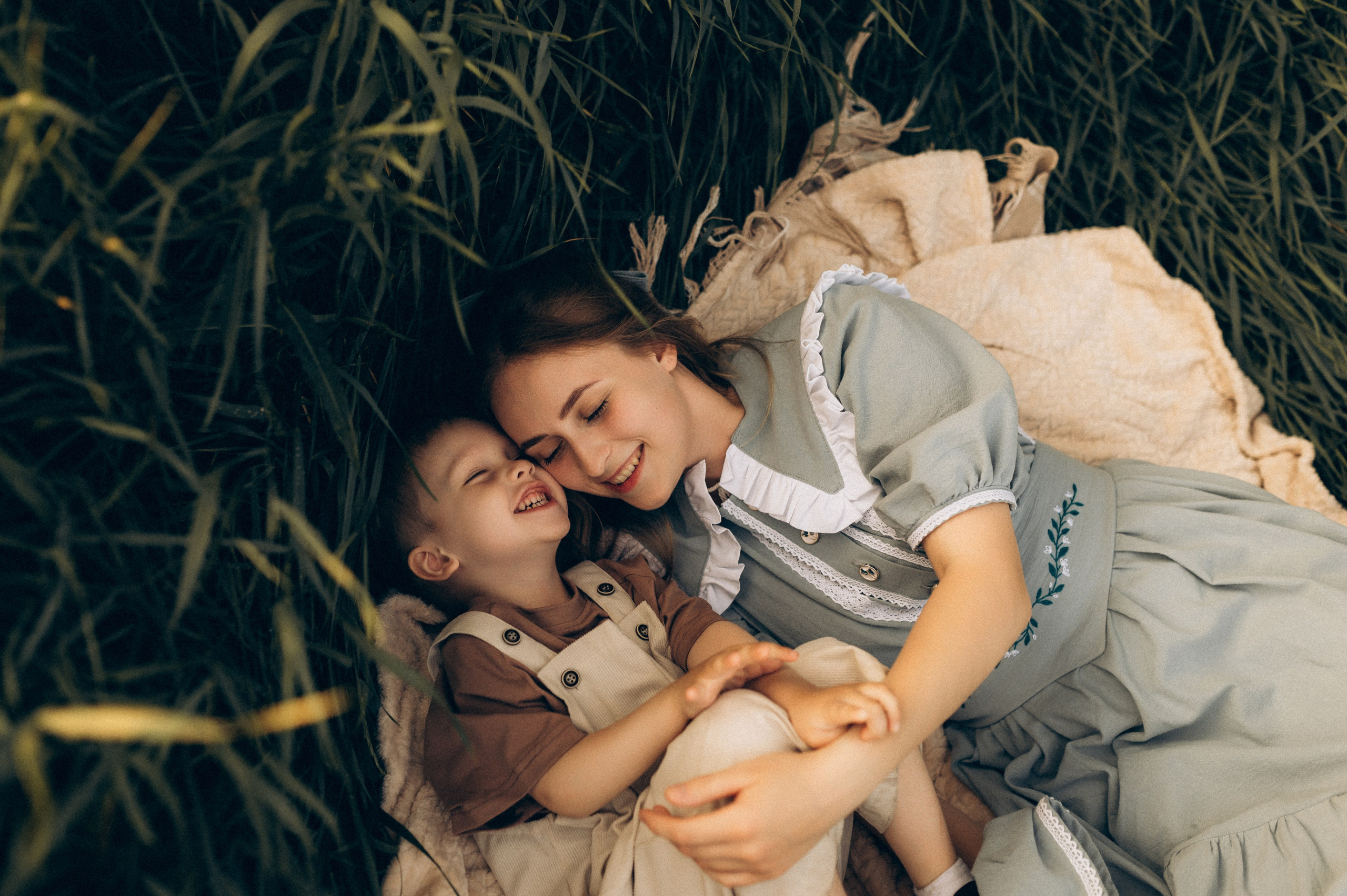 Фотосессия на природе мамы и сына. Фотограф Алексин, Тула
