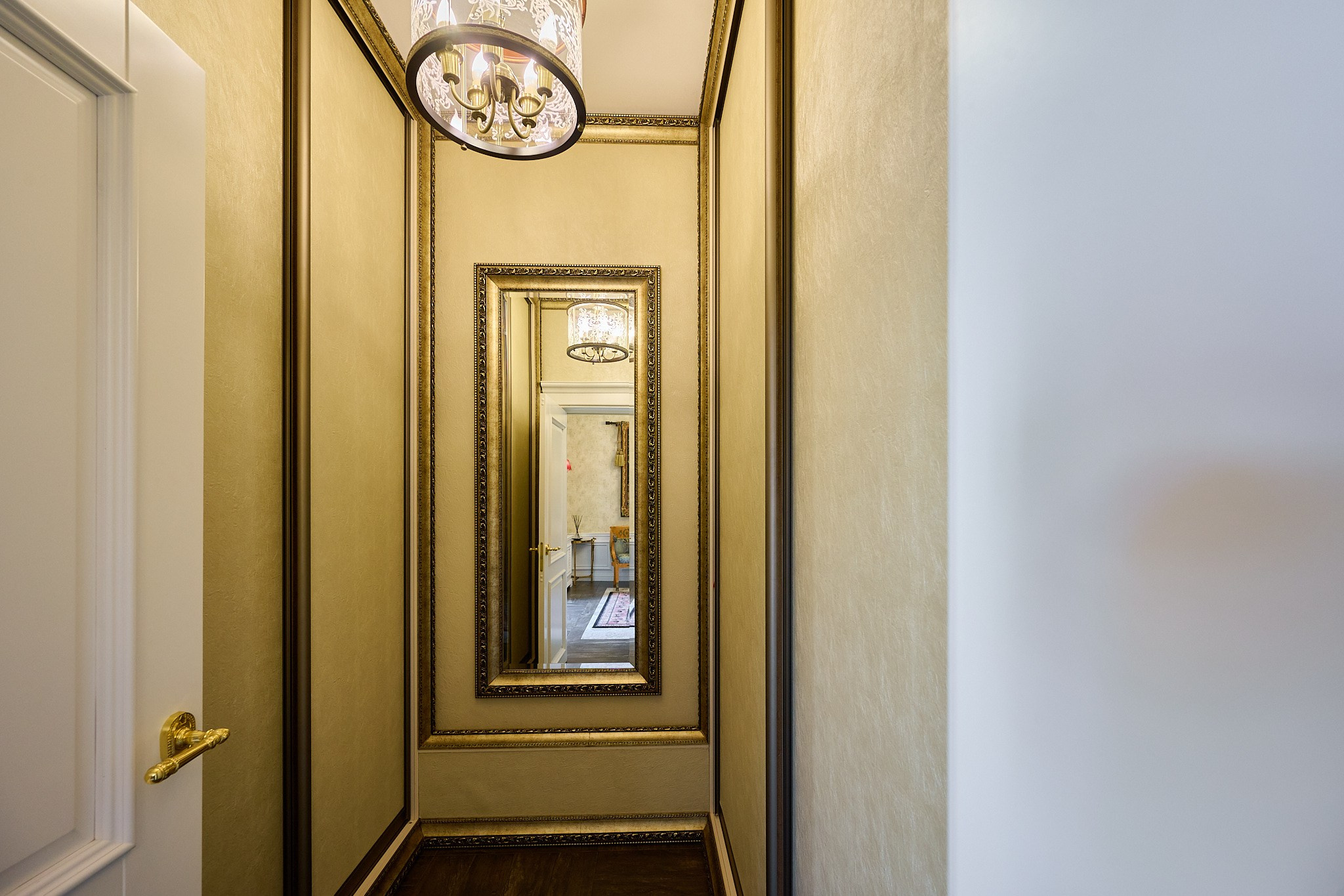 коридор белые двери зеркало 