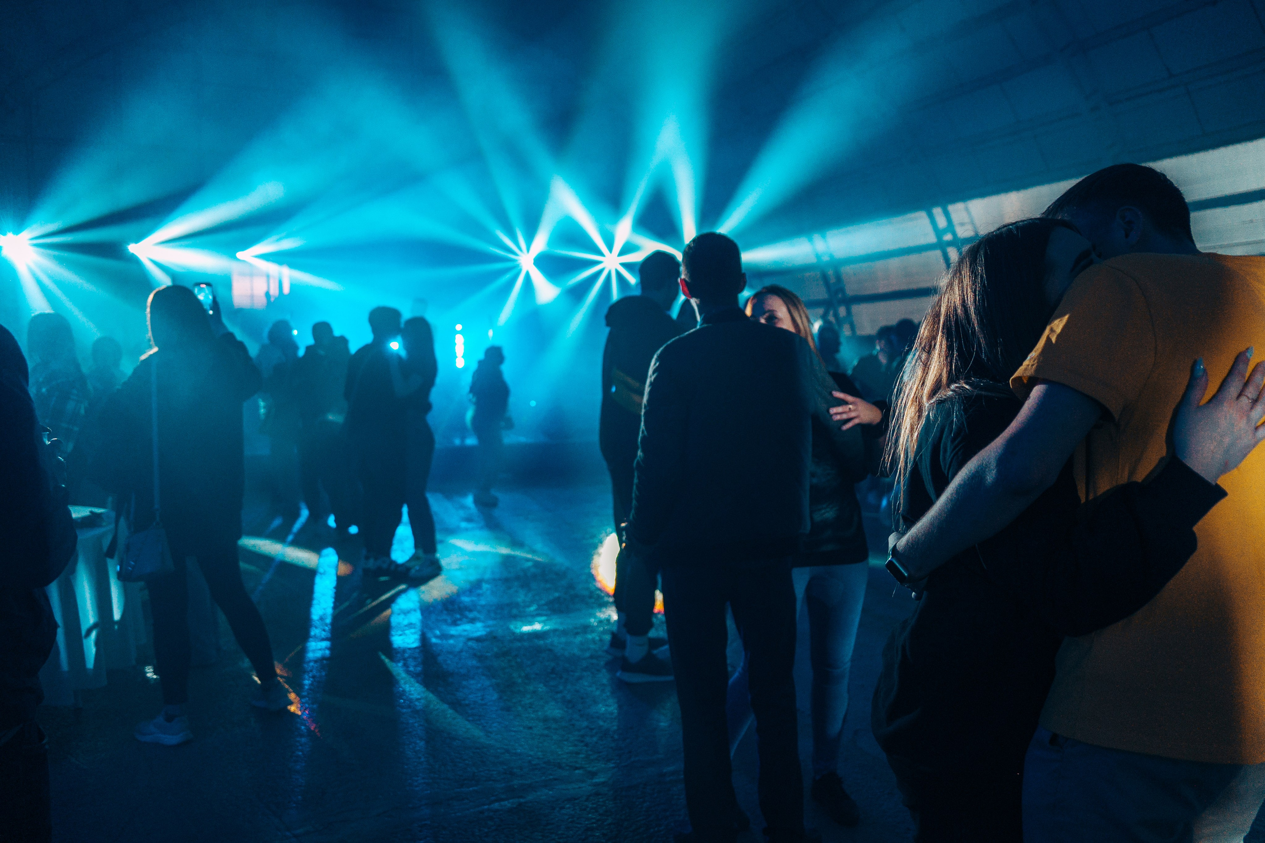 Фотография, сделанная во время профессиональной фотосессии. На ней изображена модель или группа людей в студии или на открытом воздухе. В кадре присутствуют студийное освещение и реквизит.