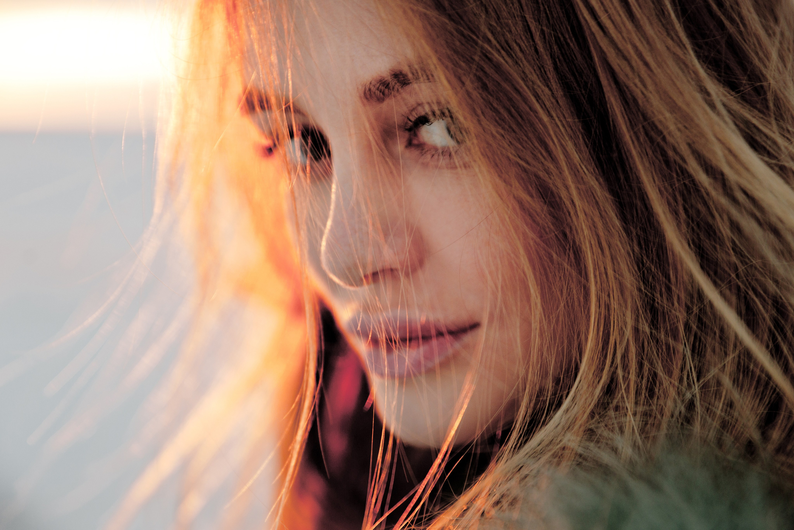 Девушка на берегу Финского залива на закате портрет