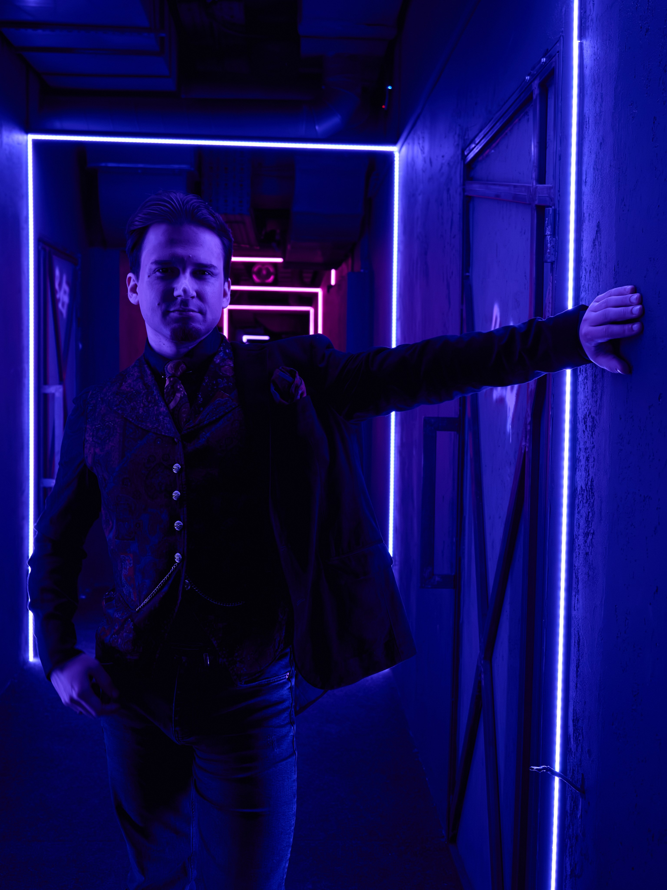 Портрет мужчины в неоновом свете в Москве