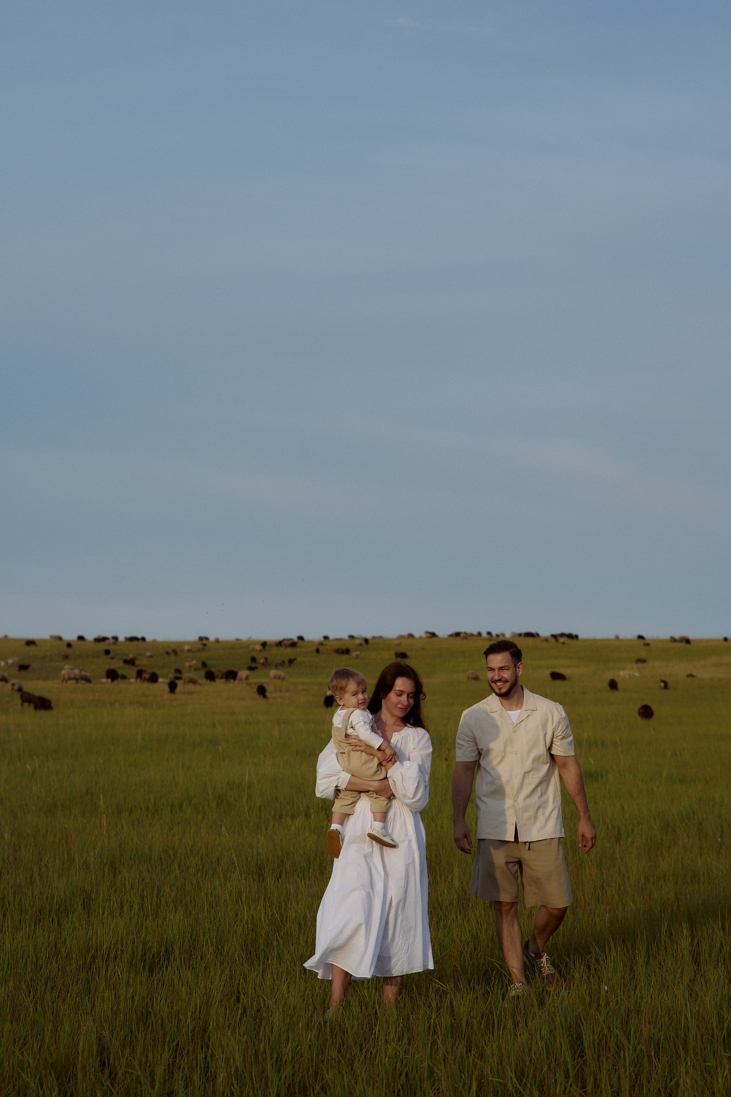 Шамиль, Аня и Марс в поле с барашками. Семейный и свадебный lifestyle-фотограф в Москве Мария Петрова