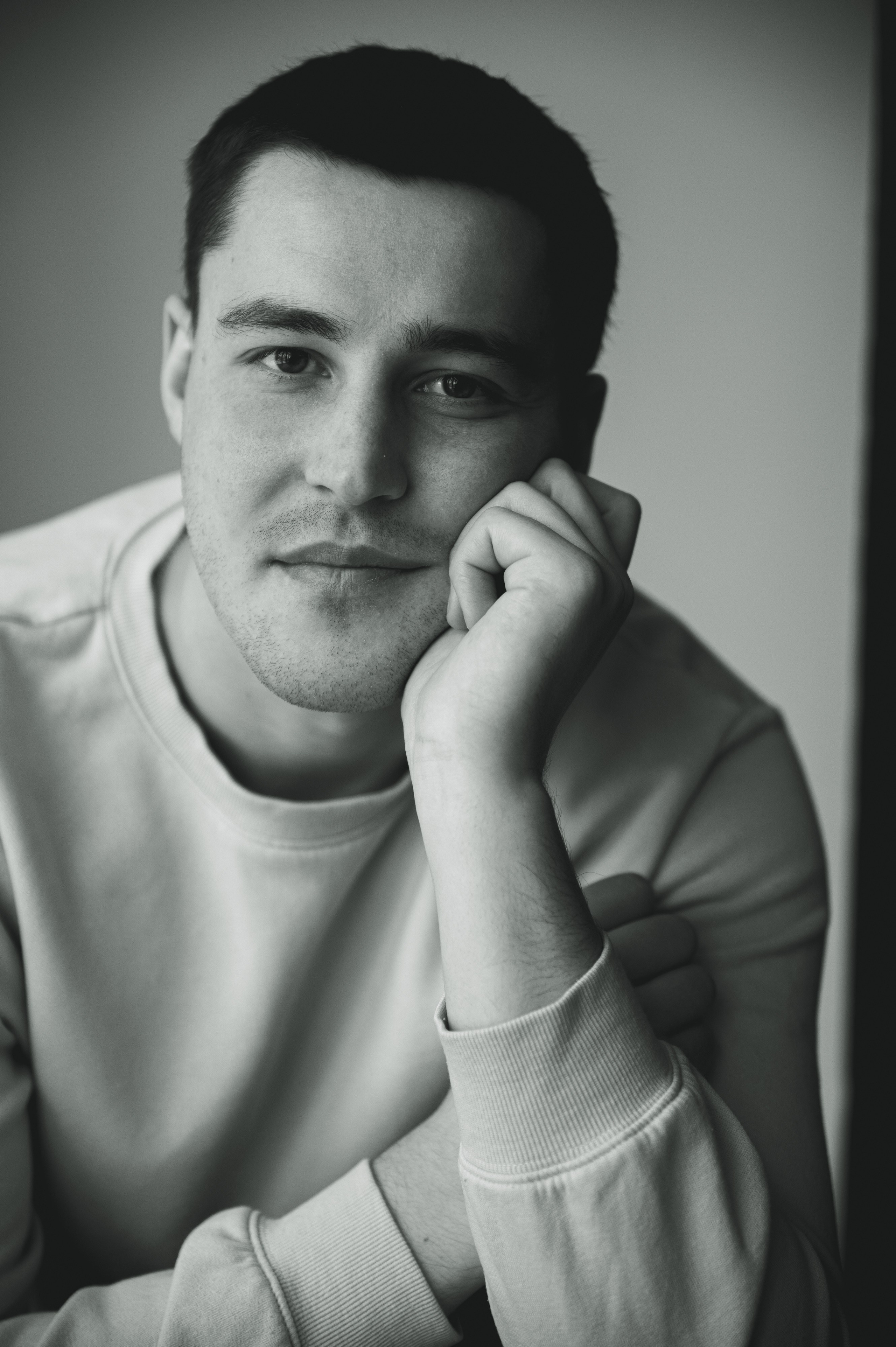 Предсвадебная лавстори в студии в Москве. Свадебный и портретный фотограф в Москве Жердев Даниил