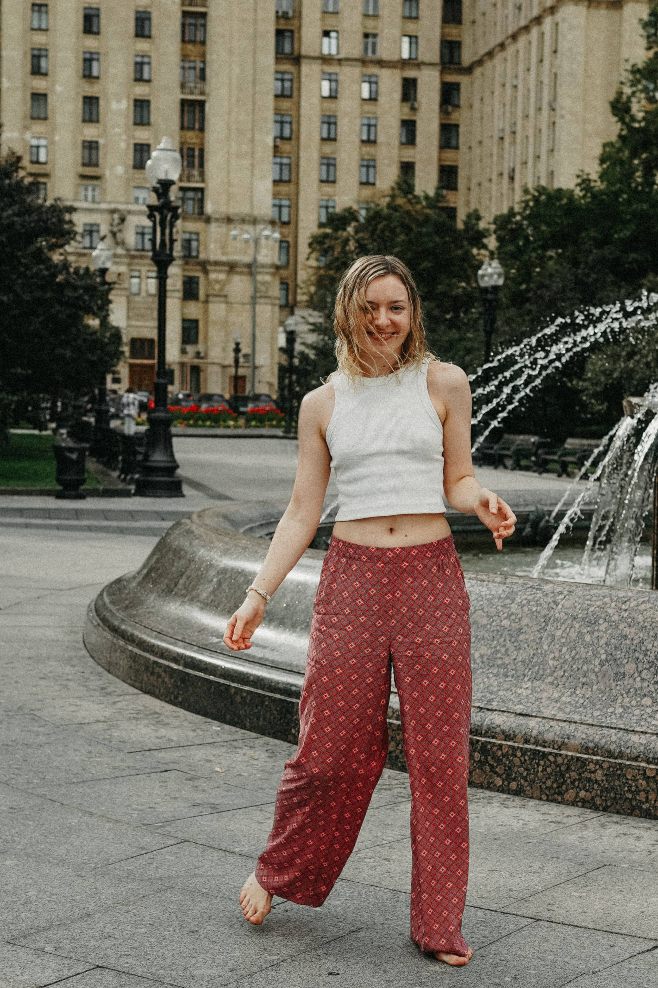 Девушка по городу шагает босиком. Фотограф Наталья Колганова