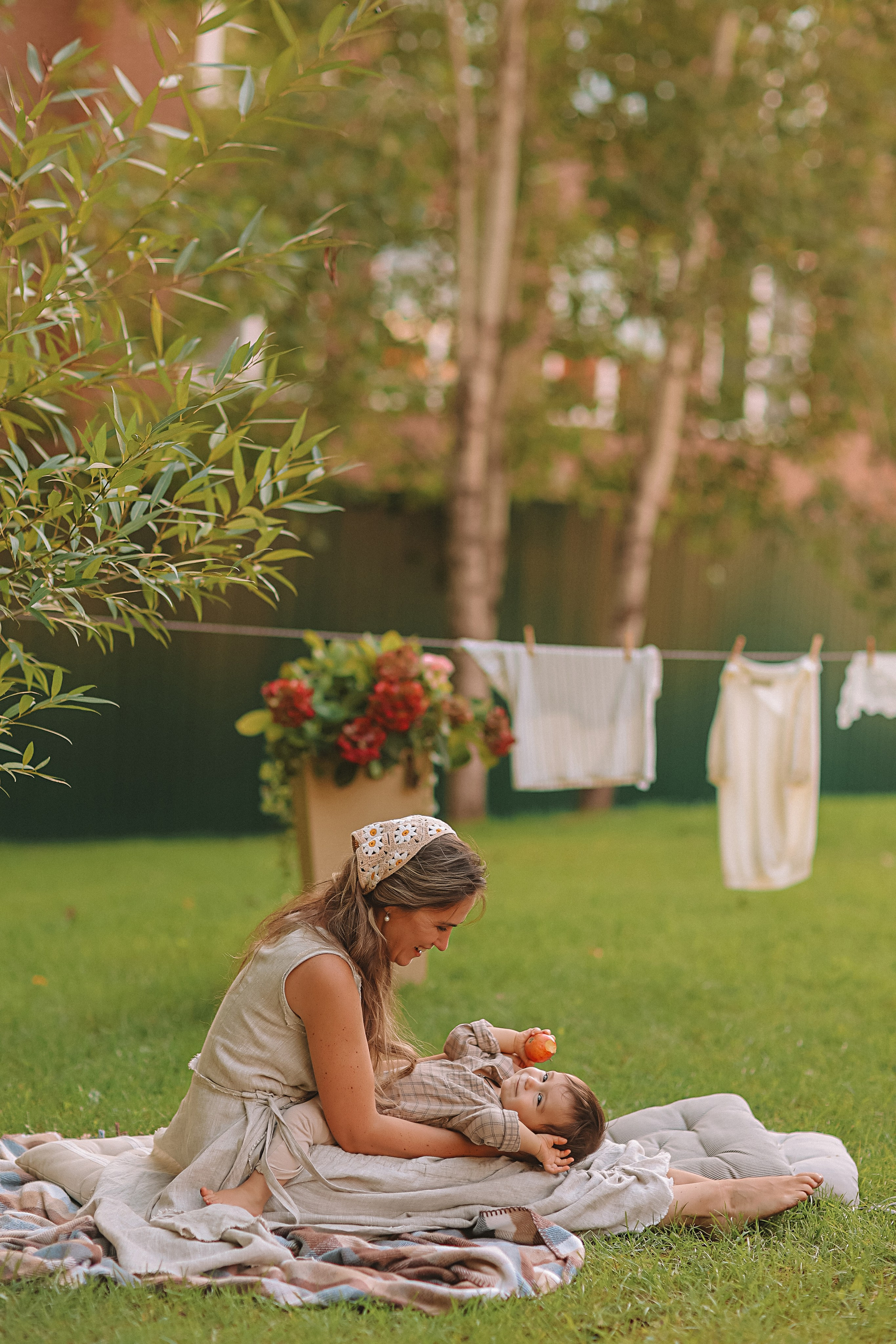 Стирка у дома. Семейный фотограф Тюмень, фотограф на роды Салмина Мария