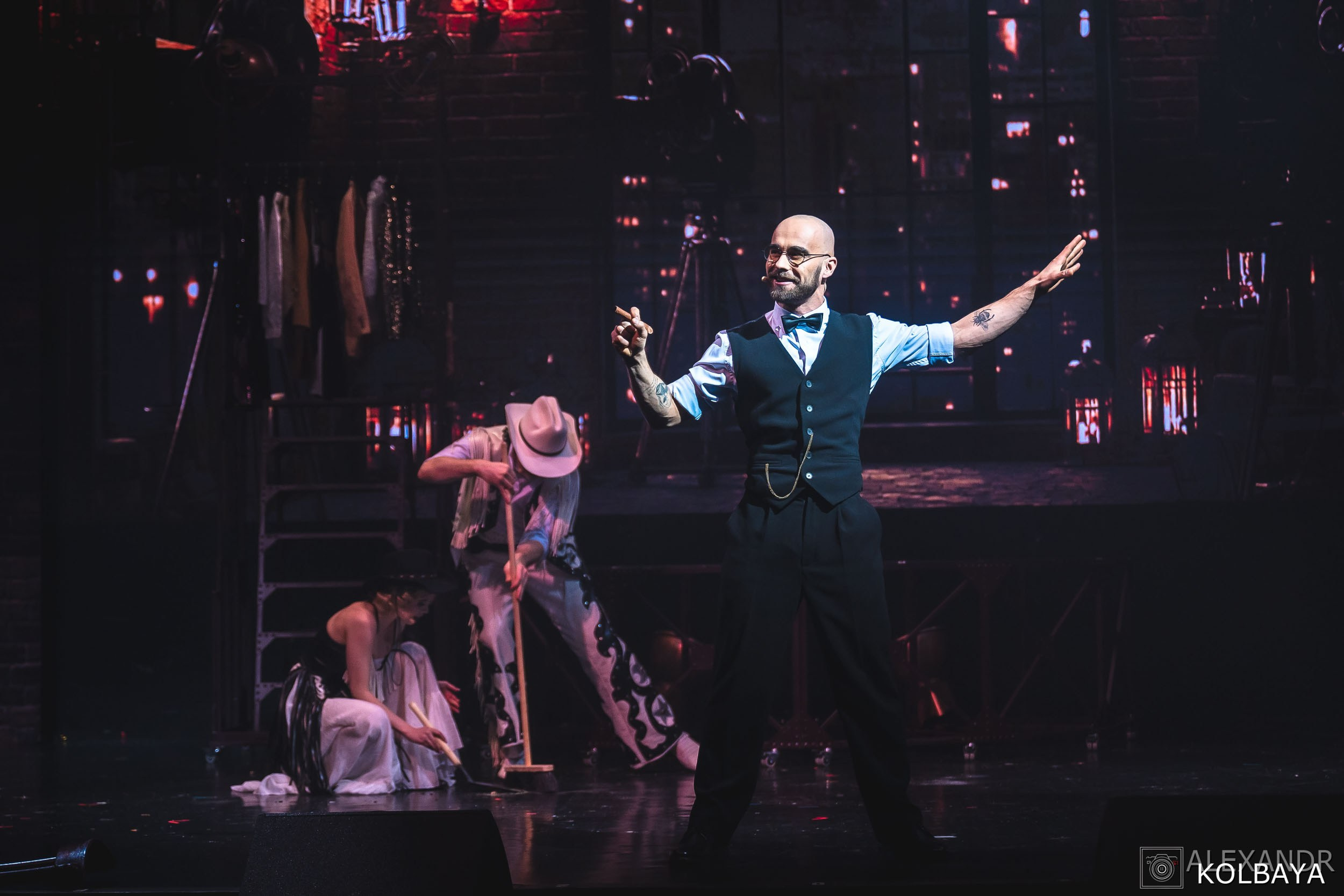 Фотографии со спектакля «Привет, я тетя Чарли». Концертный и театральный репортажный фотограф в Москве Александр Колбая