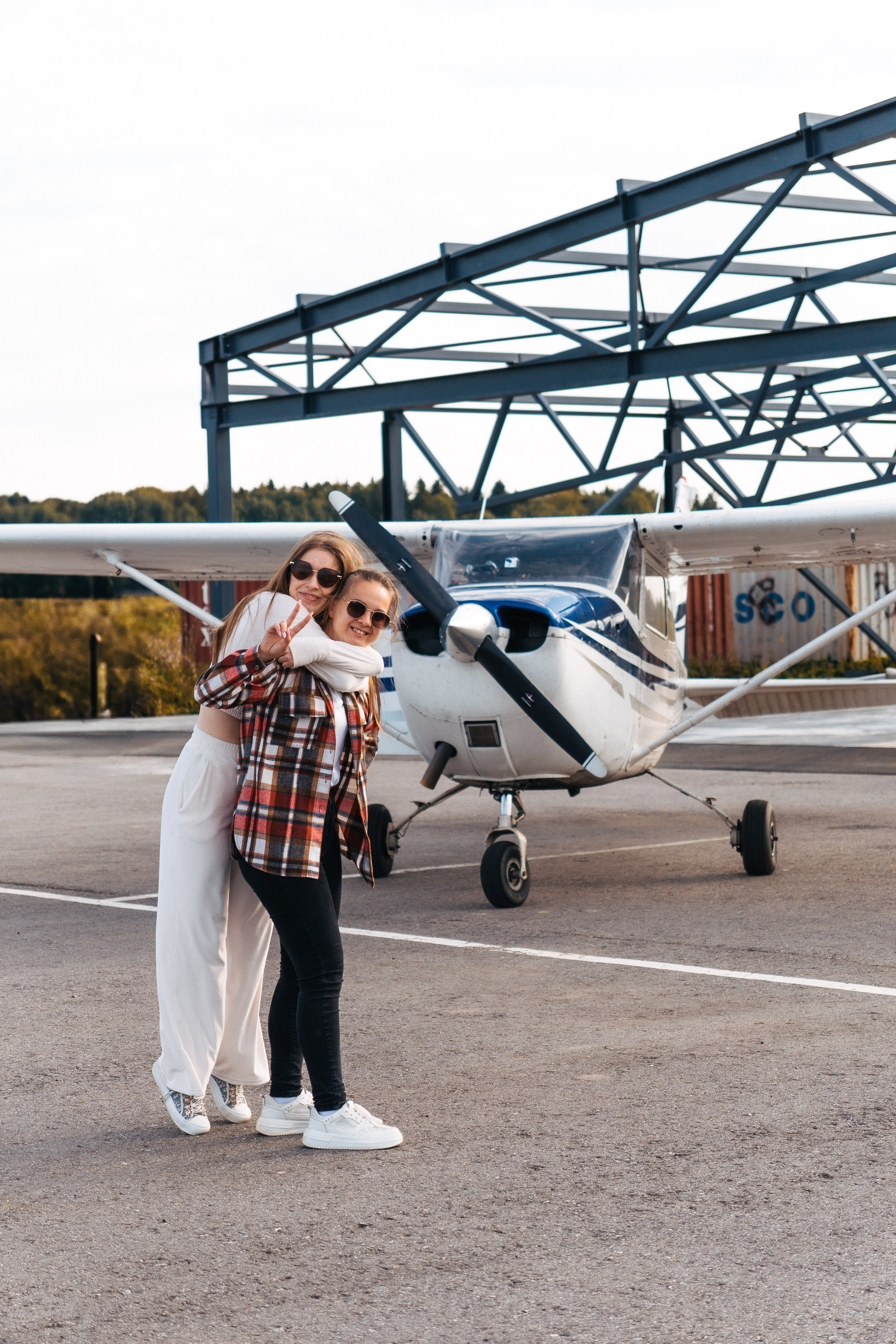 девушки позируют на фоне Сessna 172