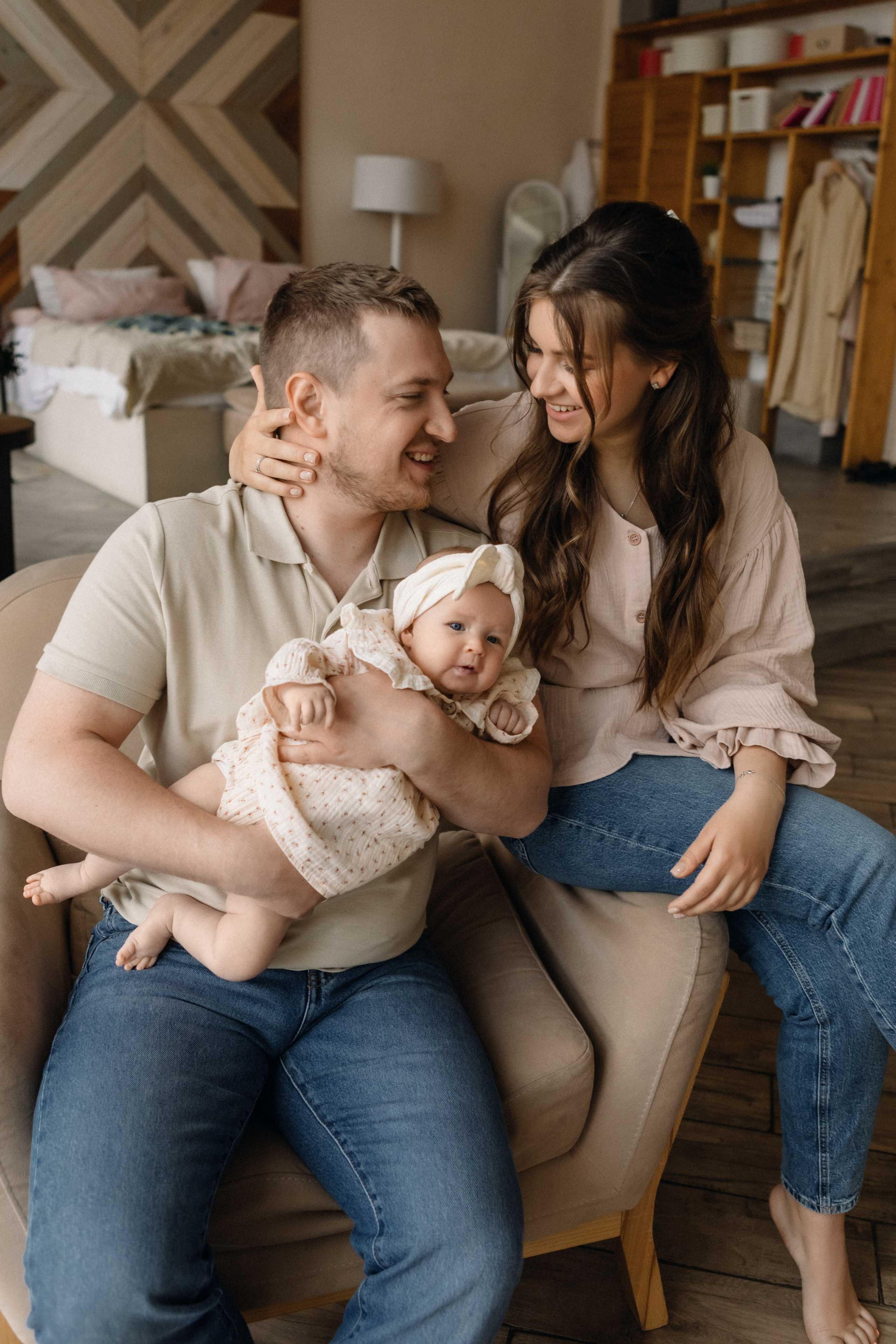 Малышка Ксения и родители. Семейная фотосессия в студии. Фотограф в Москве Ольга Сатони