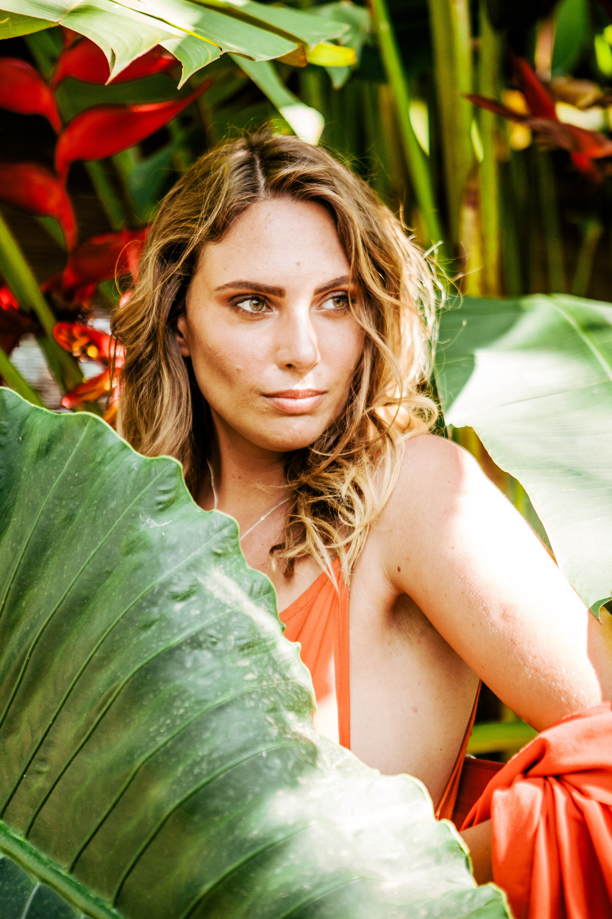 Девушка в красном платье в отеле Malabar Hill — Роскошная портретная съемка | Шри-Ланка. Фотограф на Шри-Ланке