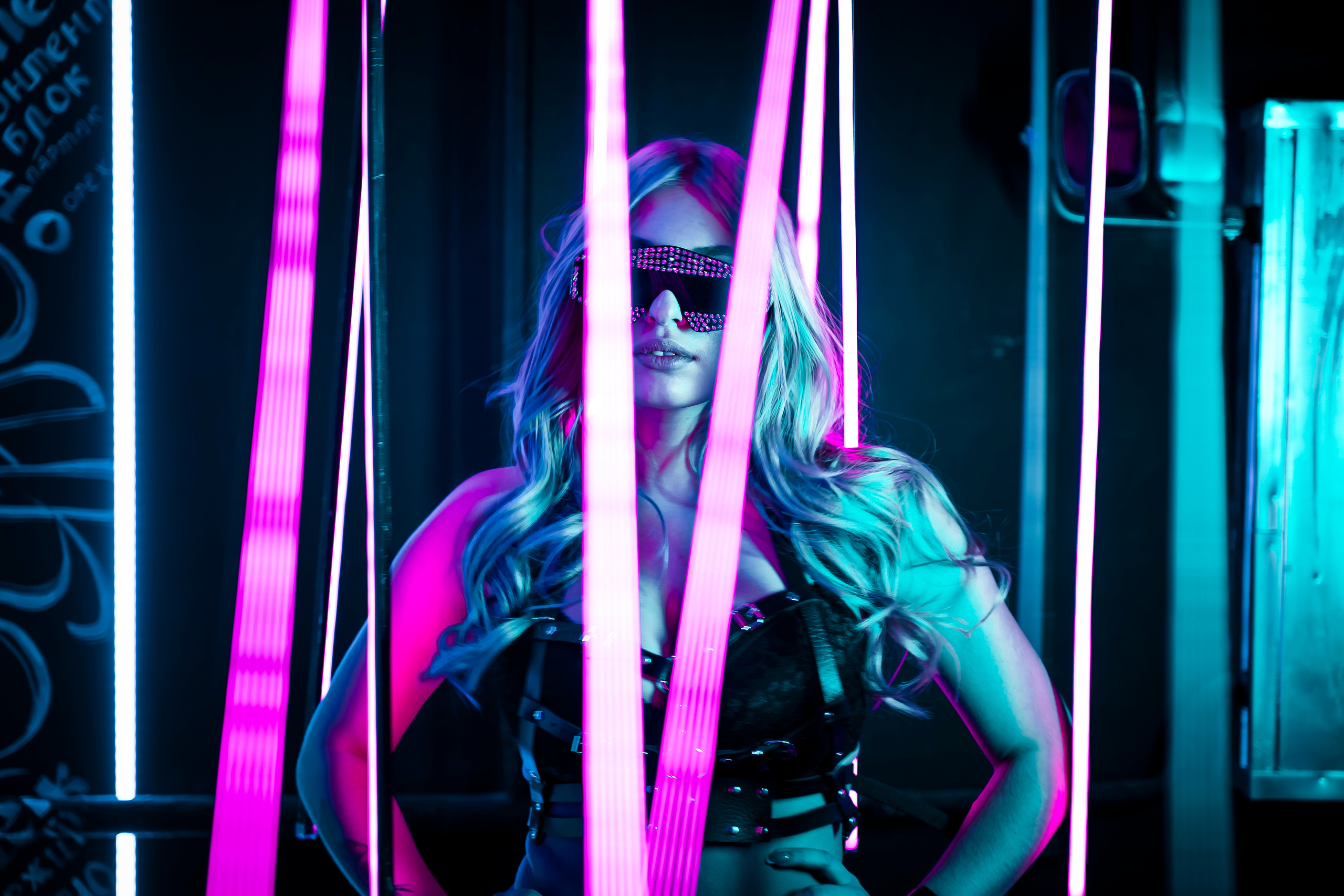 Неоновая рапсодия. Фотограф в Уфе, индивидуальный, жанровый, бизнес портрет, семейные фот