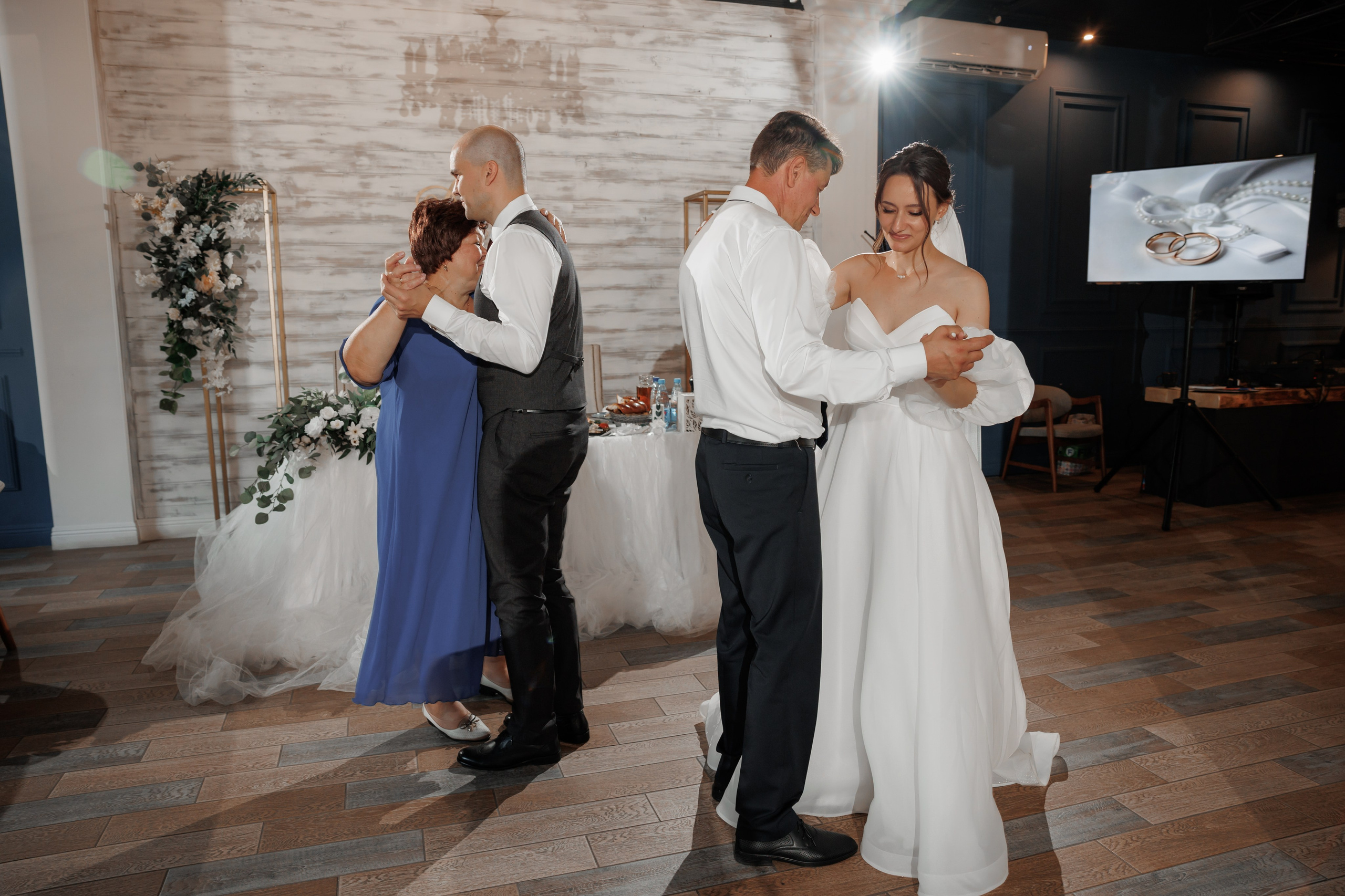 Полина и Дмитрий, загородный клуб «Барин», ЗАГС в г. Пушкино. Свадебный и репортажный фотограф (Москва, Королев и другие)