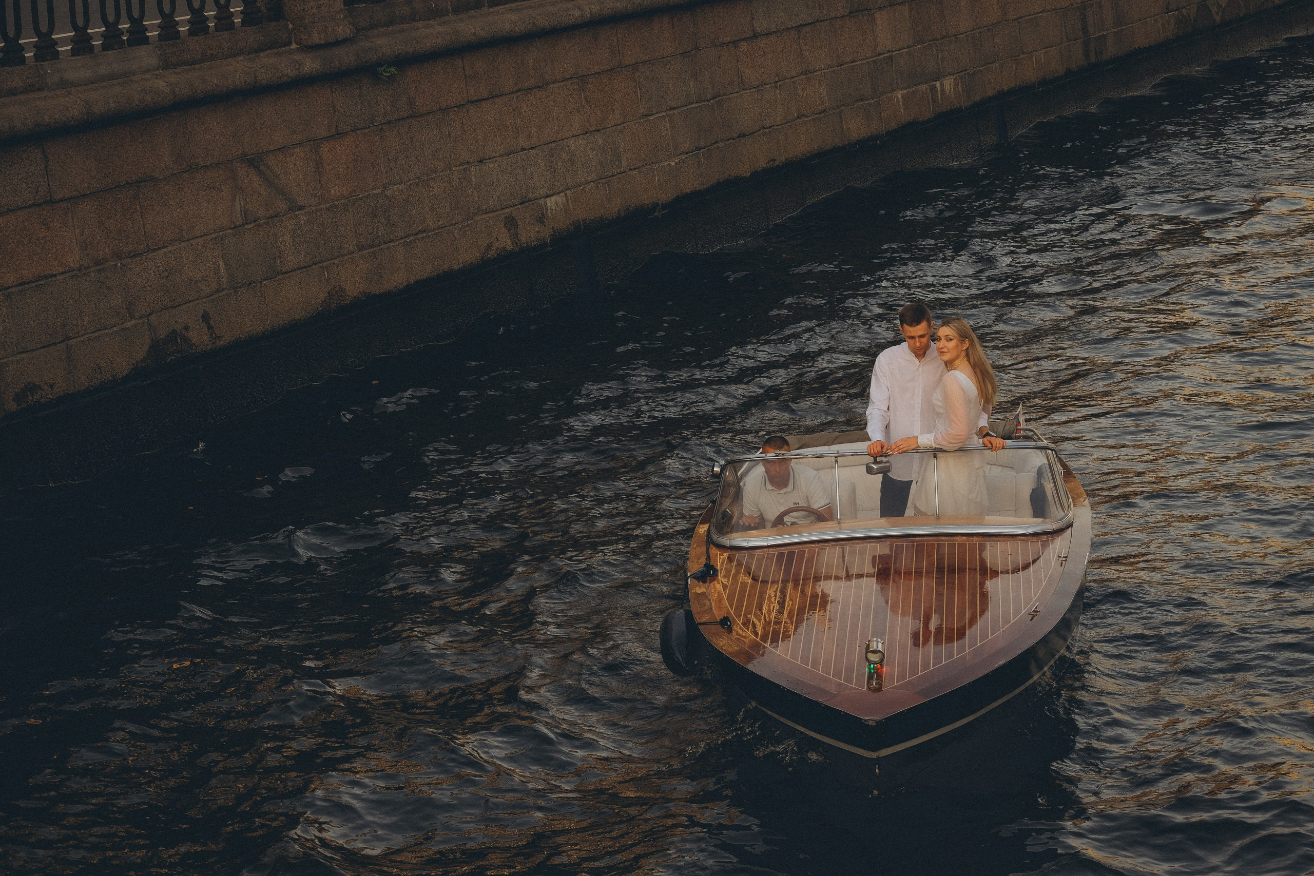 СВАДЕНБНАЯ СЬЕМКА НА КАТЕРЕ ПО КАНАЛАМ САНКТ-ПЕТЕРБУРГА И В АКВАТОРИИ НЕВЫ. Профессиональный фотограф, Санкт-Петербург — Виктория Богомолова