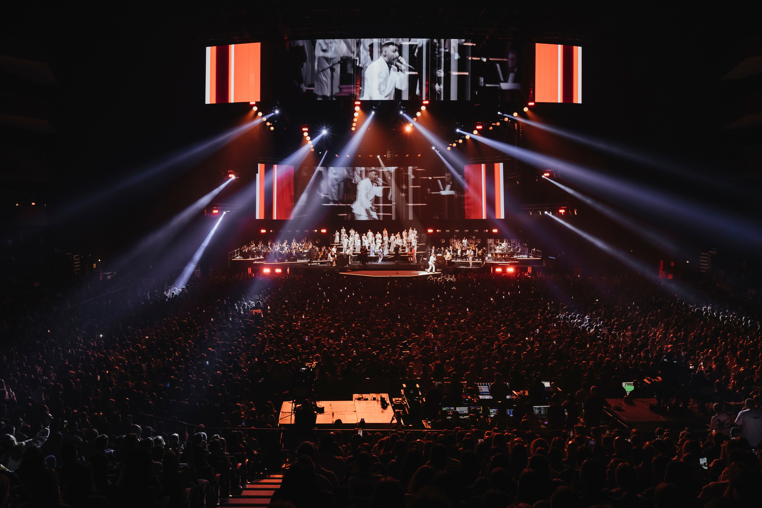 Концерт L’ONE с хором и симфоническим оркестром в Live Арене 19 октября 2025. Репортажный, event, концертный и backstage фотограф из Москвы Виталий Кривцов