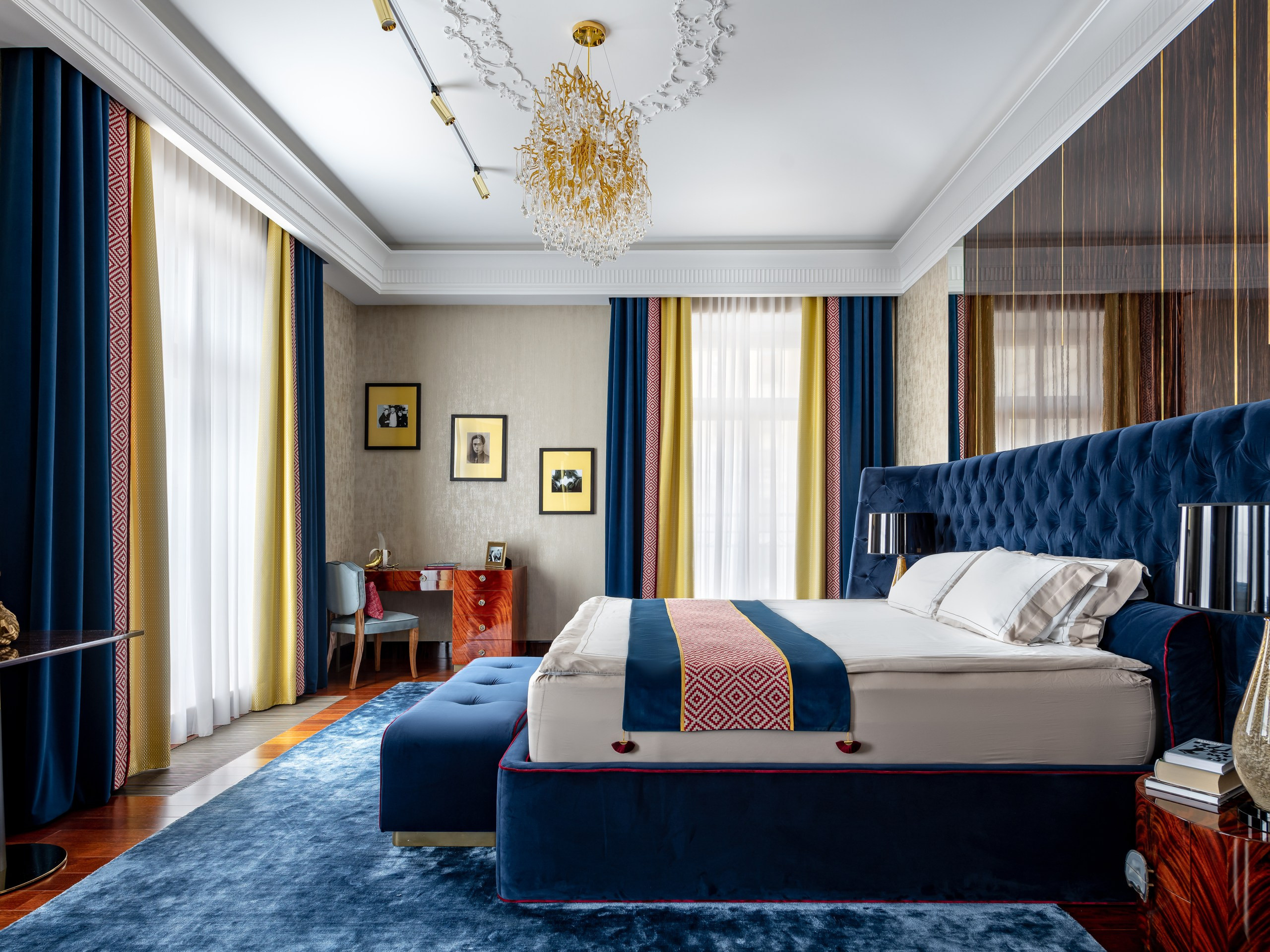 Спальня в стиле ар-деко, шторы и текстиль выполнены на заказ