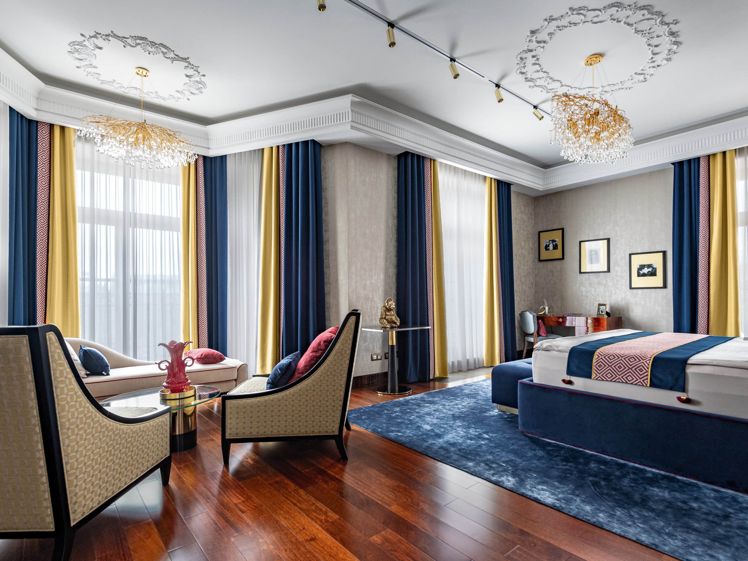 Синие бархатные шторы и тюль в спальне, где много окон