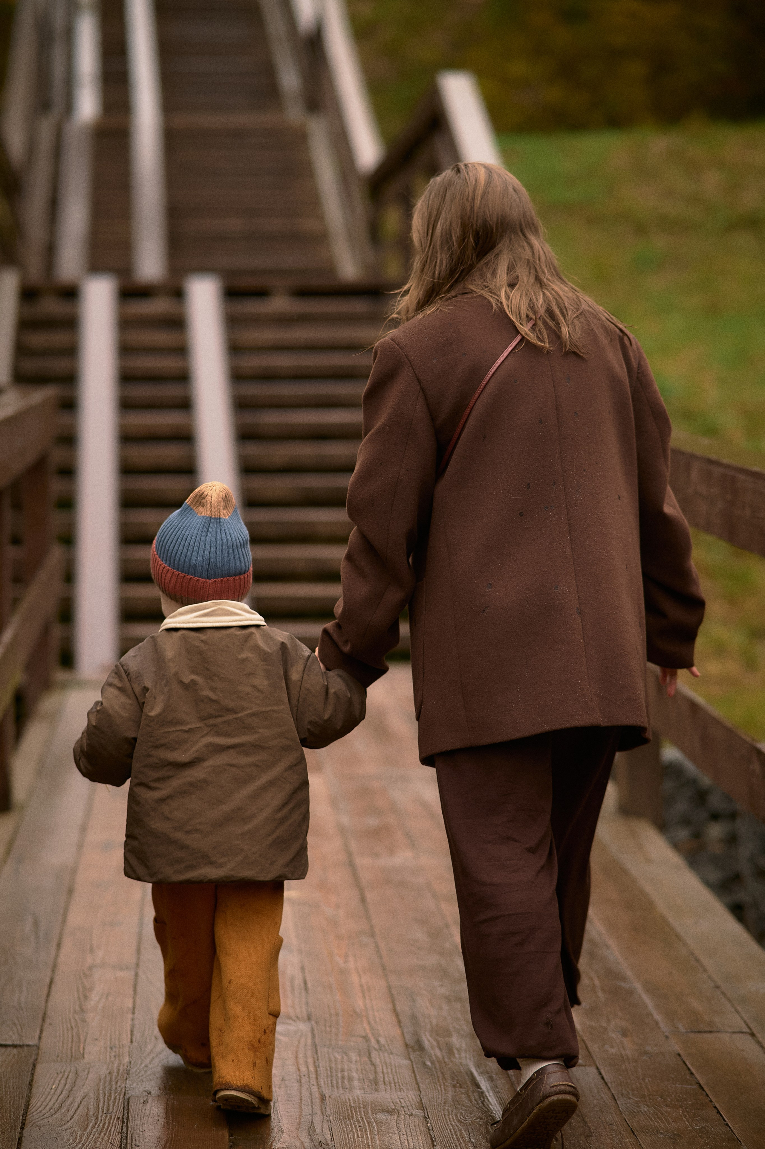 Света и Илюша под дождём. Семейный и свадебный lifestyle-фотограф в Москве Мария Петрова
