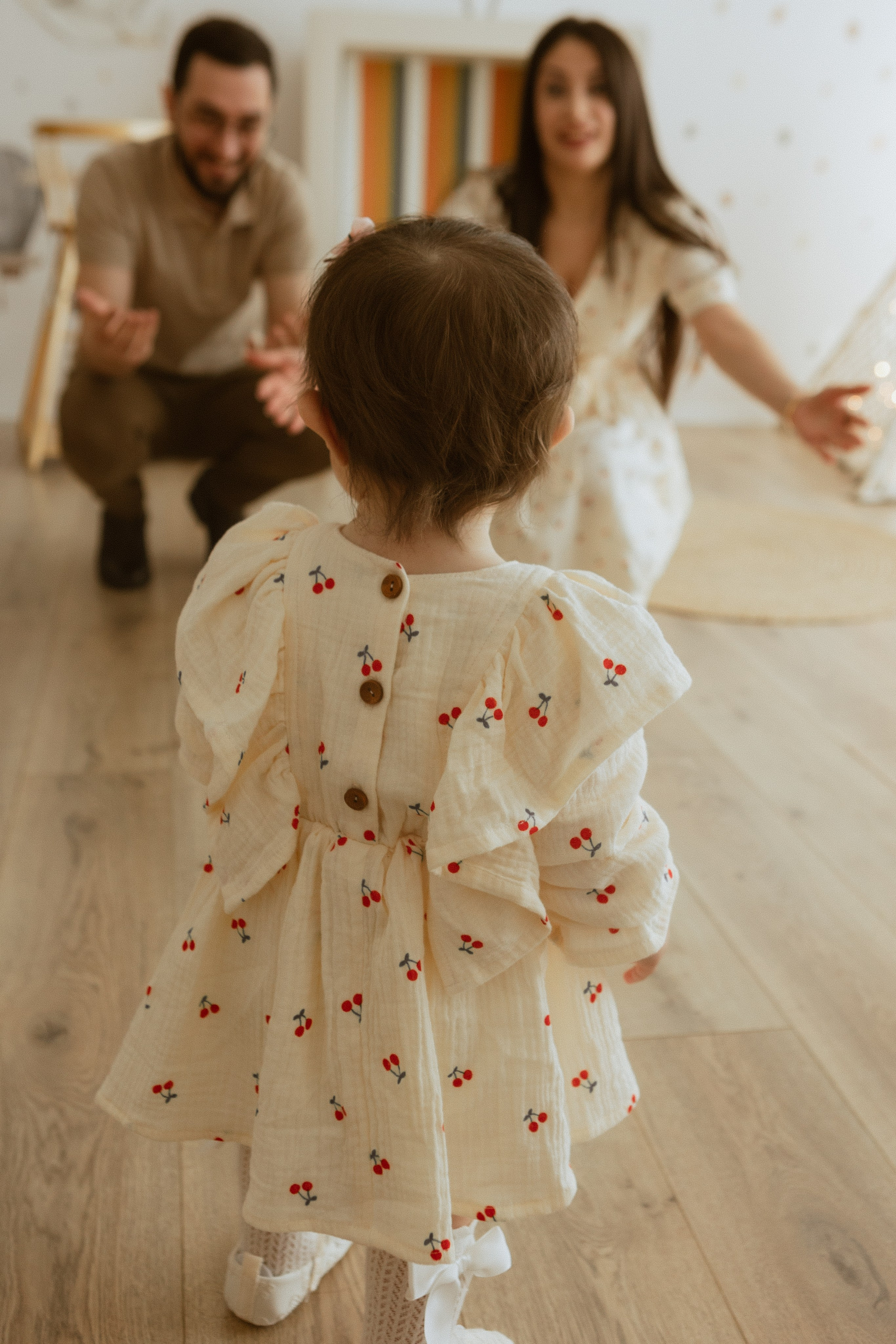 нежная семейная фотосессия с годовалой дочкой в студии, семейный фотограф в Москве