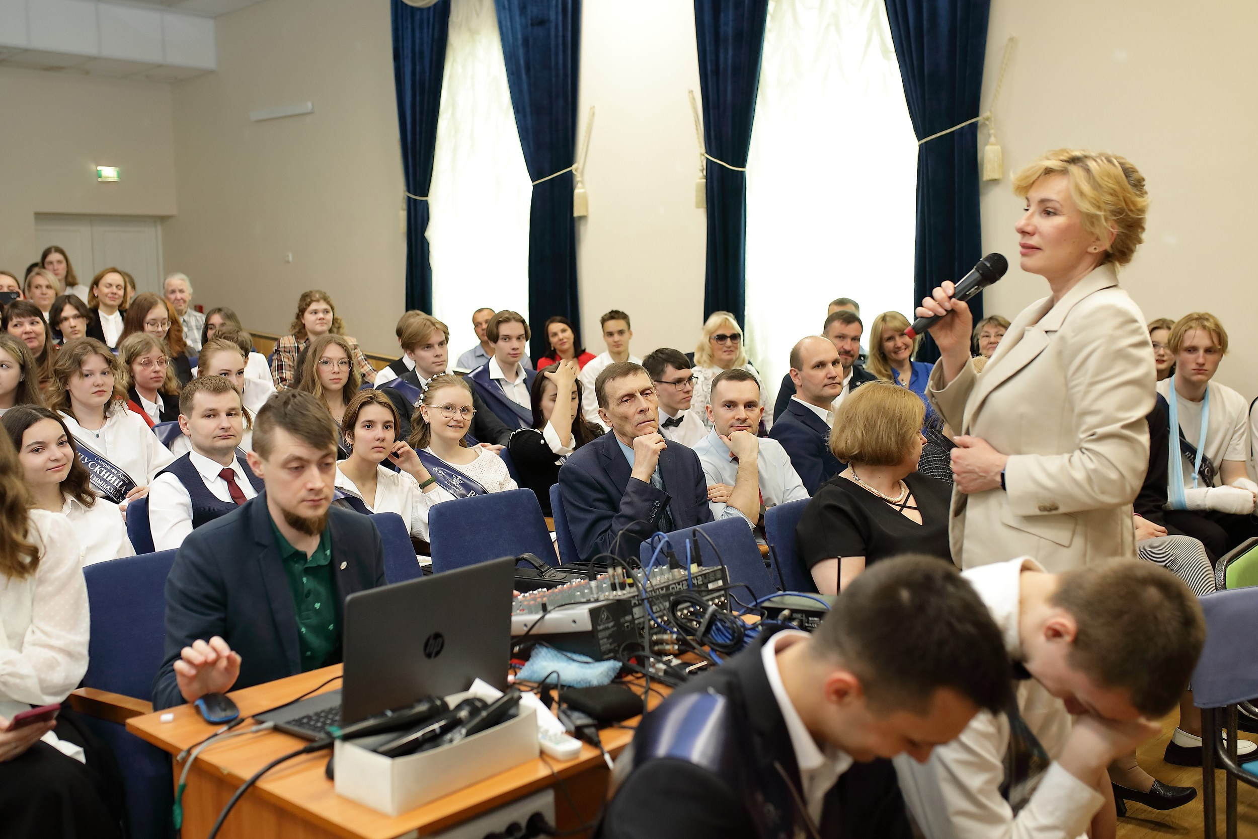 Последний звонок (актовый зал). Свадебный и семейный фотограф и видеограф в Екатеринбурге Полянские Тимур и Анастасия