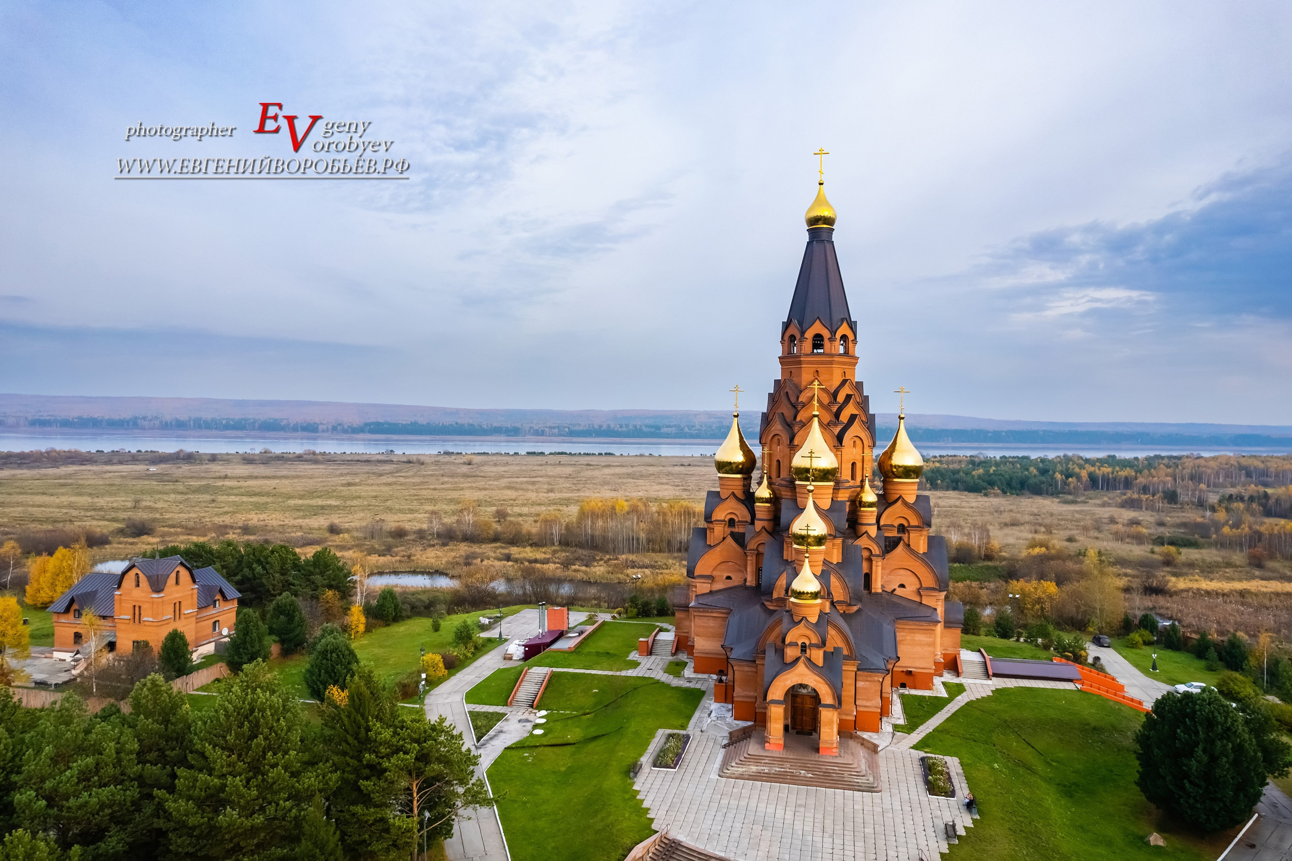 Крестовоздвиженский собор храм церковь в Лесосибирске экскурсии Енисейск Красноярск аренда микроавтобуса трансфер индивидуальный тур фото интересные места что посмотреть куда сходить что посетить достопримечательности в Лесосибирске фототур  цена заказать экскурсию программа маршрут смотровые площадки видовые красивые места путешествие туристический маршрут 