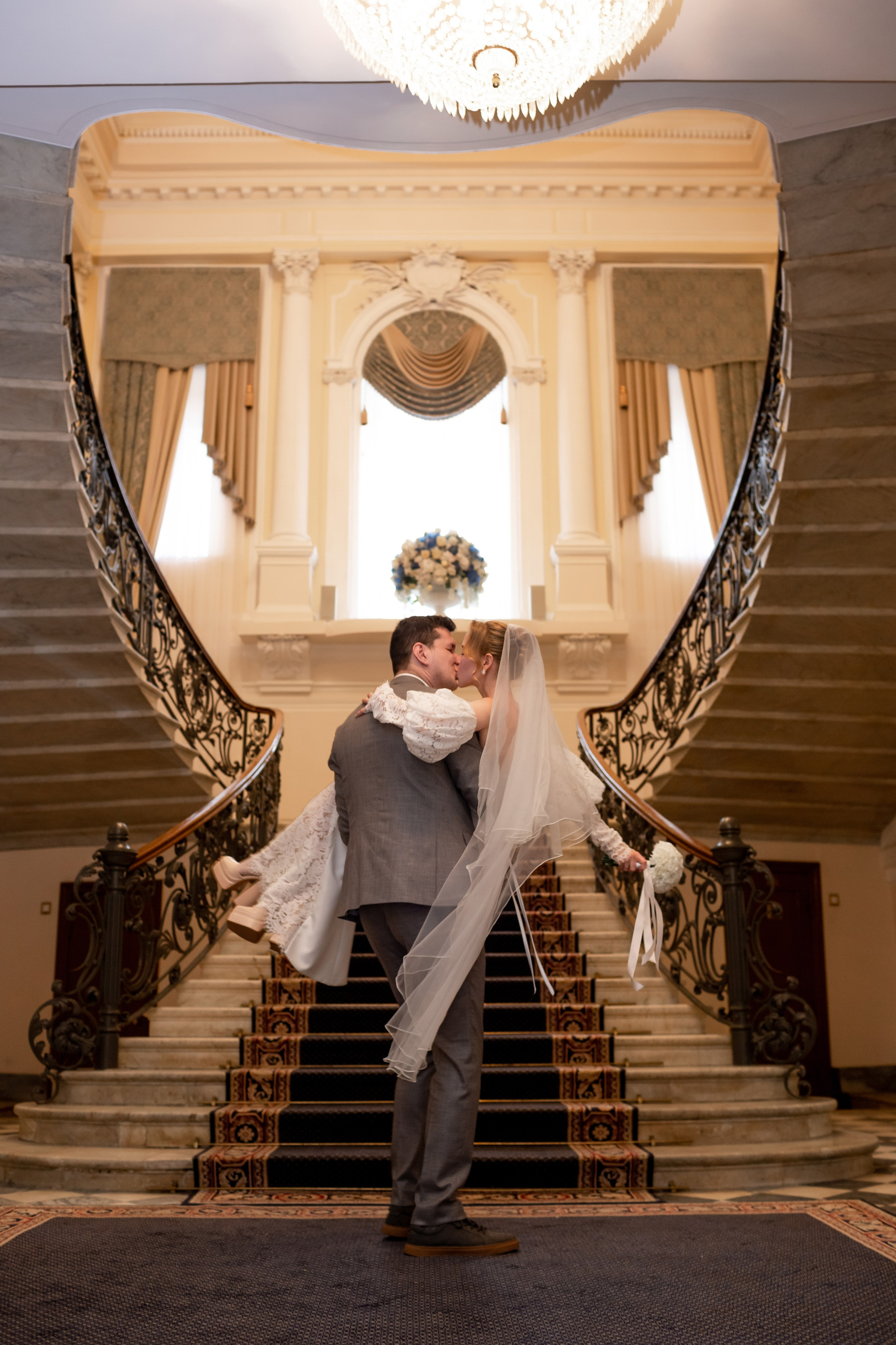 Фотосессия во дворце бракосочетания. Свадебный фотограф Кирилл Белый