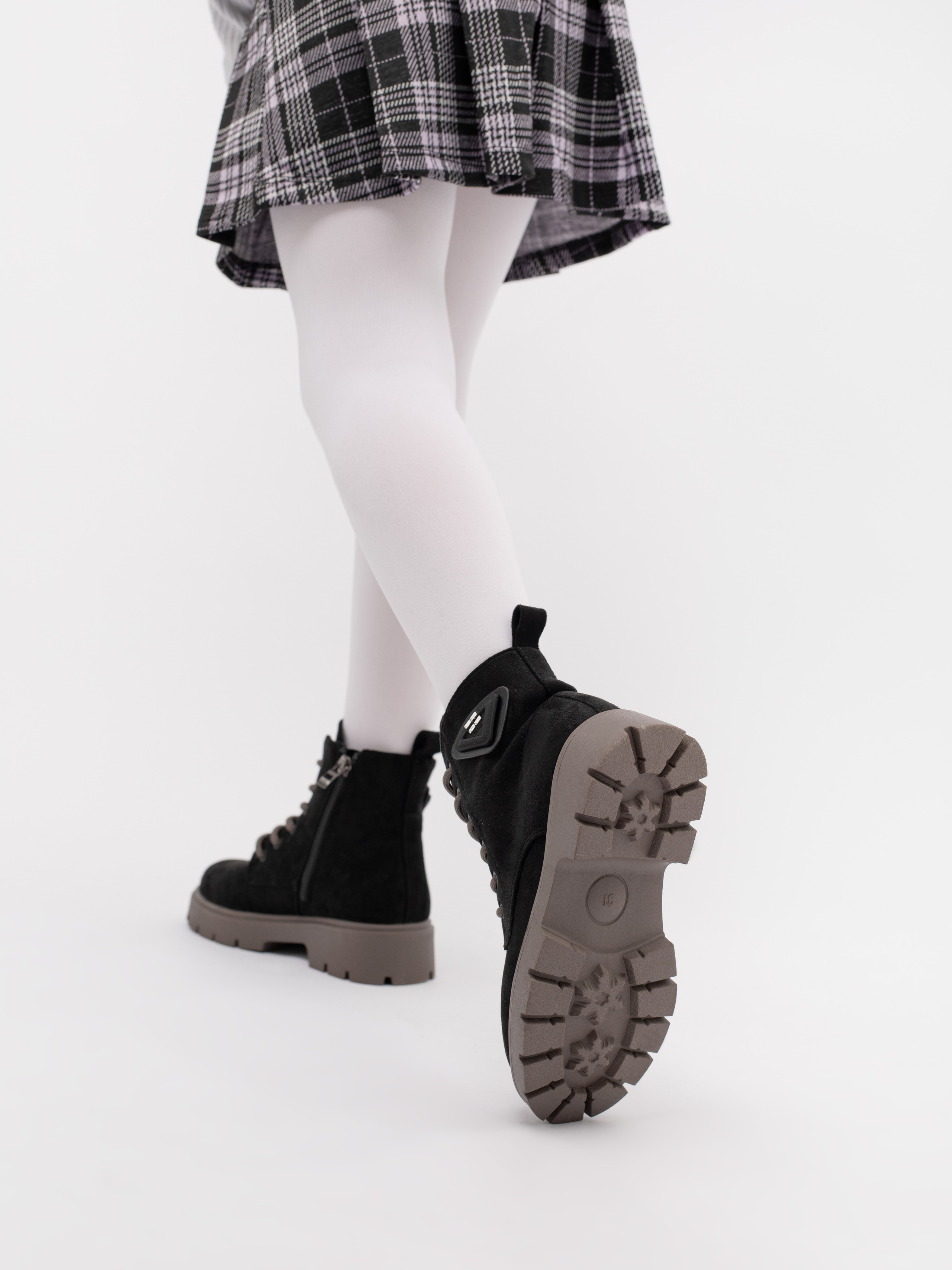 Ботинки для девочки. Фотостудия предметной и модельной съёмки для маркетплейсов