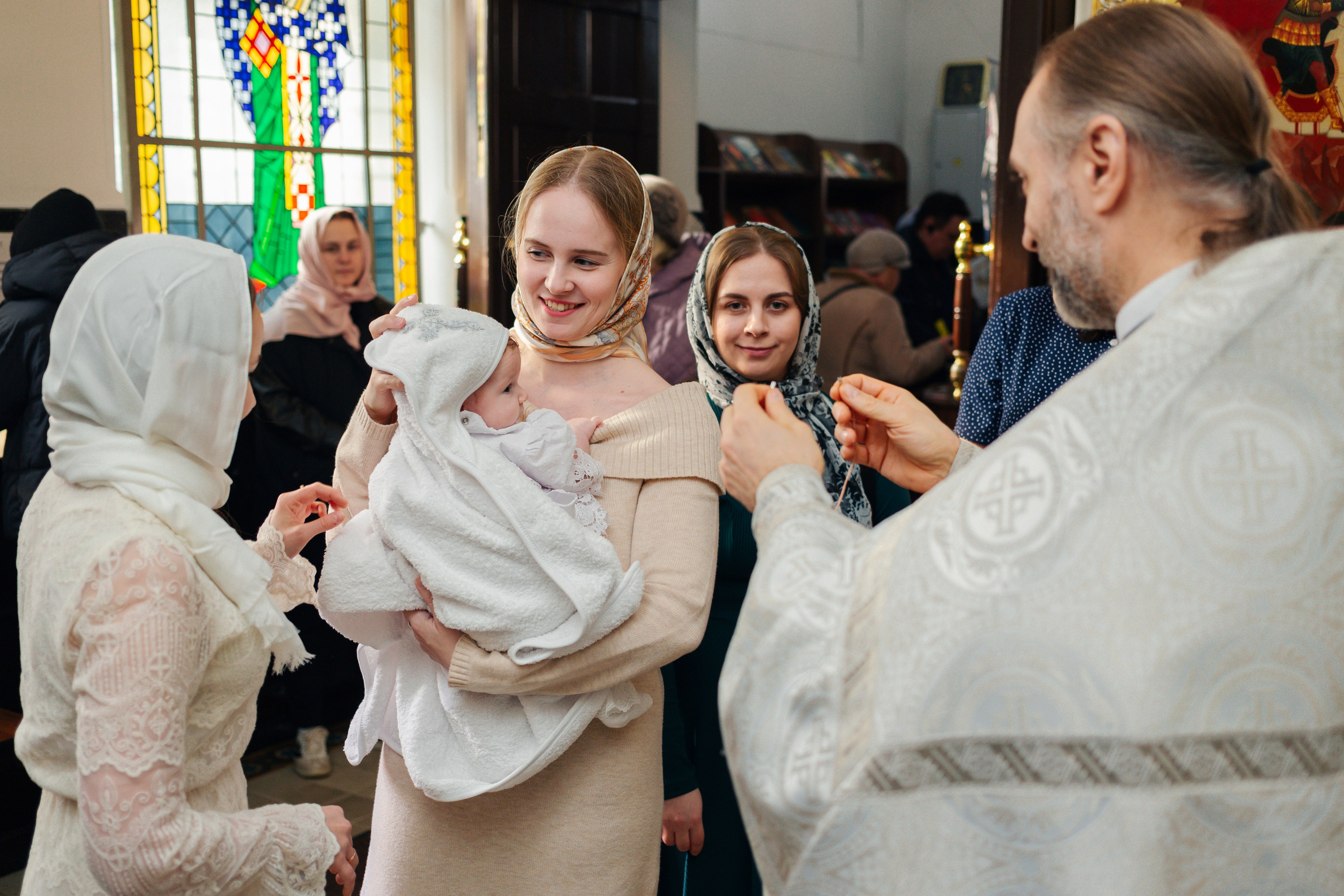 Сравнение критериев: в каком храме лучше крестить ребенка — атмосфера, расположение, правила, Современная крестильная купель для полного погружения. На что обратить внимание при выборе храма, Вместительный и светлый зал храма — ключевой фактор при выборе места для крещения с большим числом гостей, купель в храме Невского района Санкт-Петербурга
