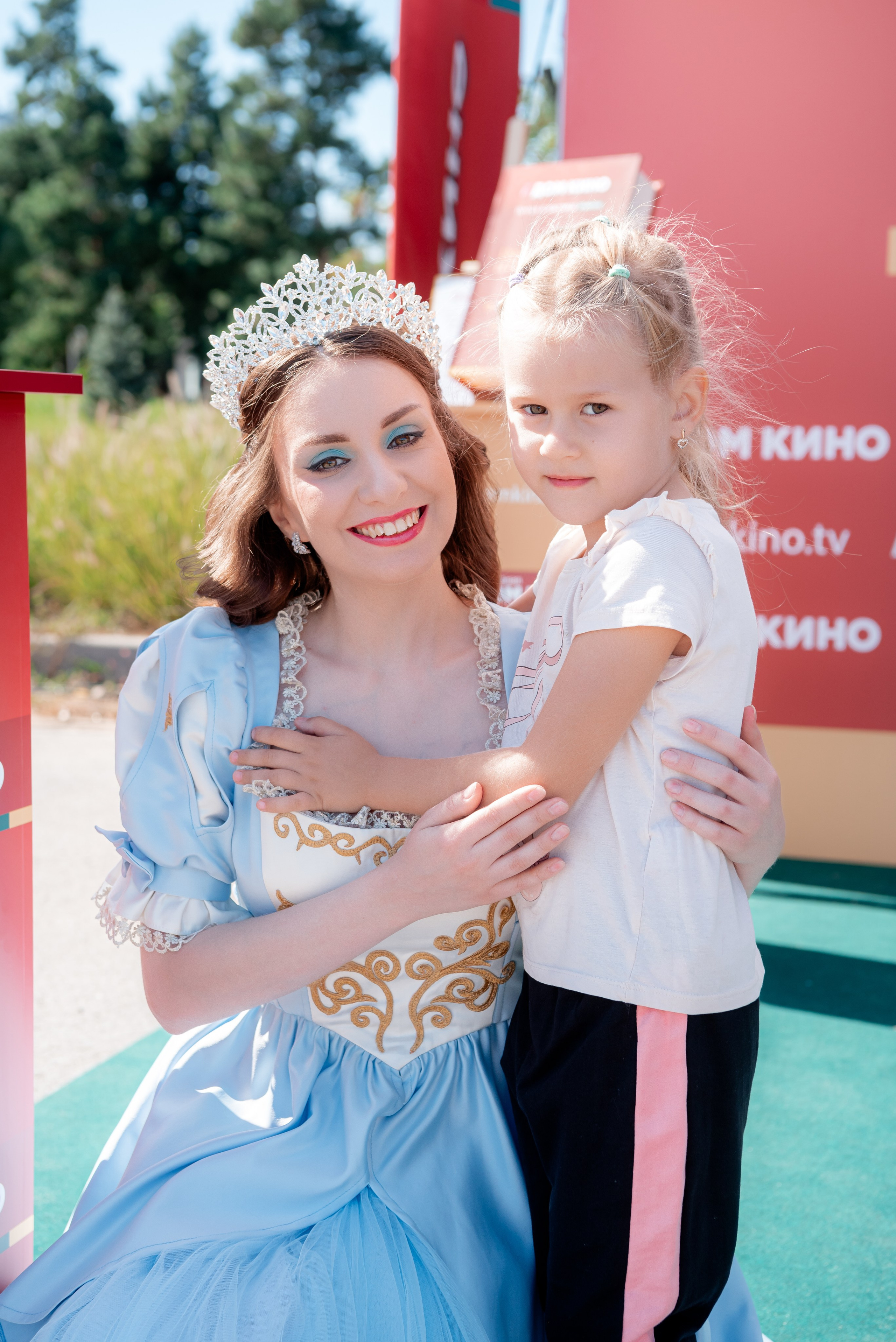 Портретные фото с артистами в палатке Триколор Дом Кинов на день города Волгоград. Фотограф в Волгограде и Волжском Александр Горбань