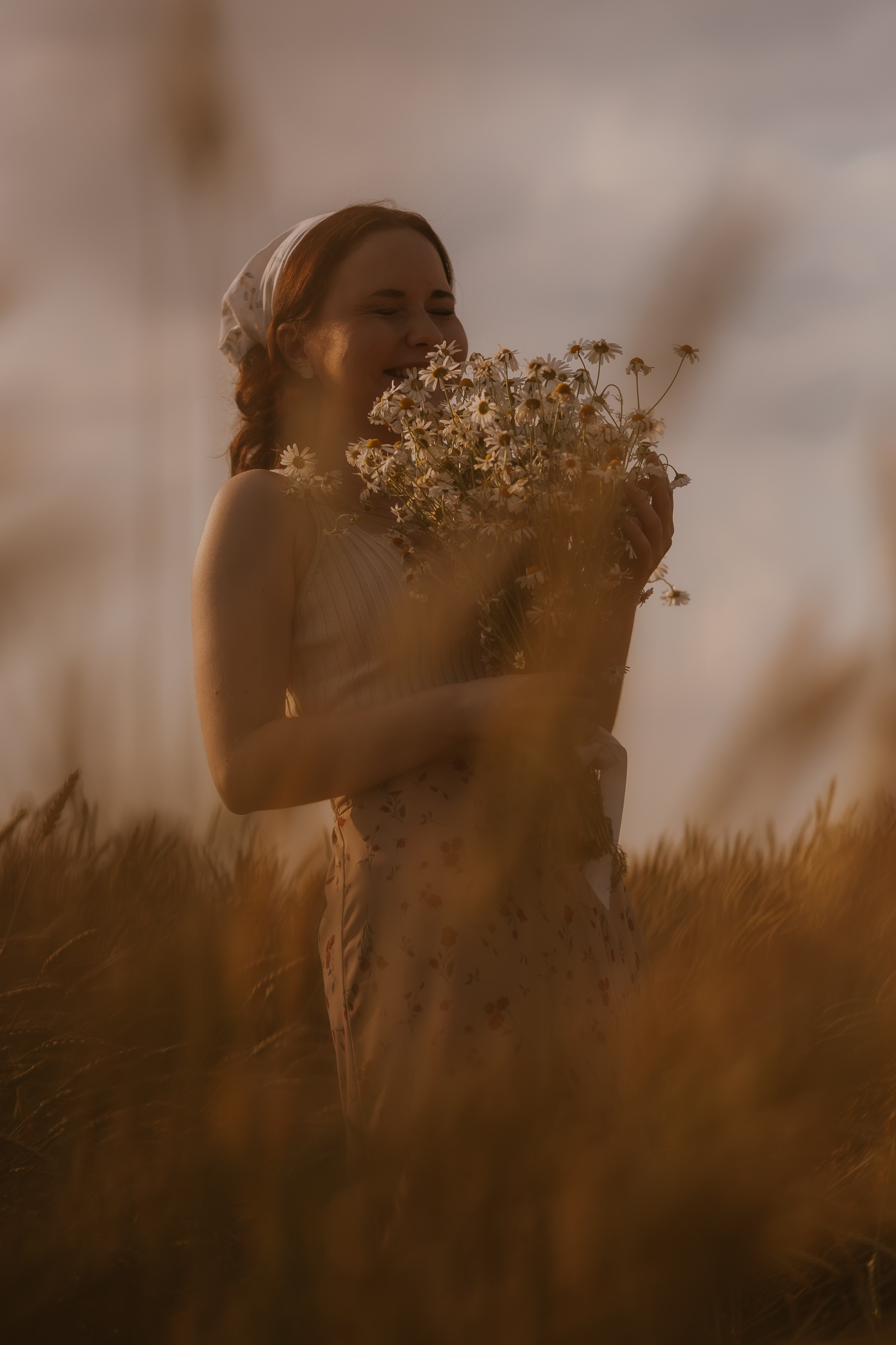 Фотосессия девушек подружек в поле. Свадебный и репортажный фотограф в Ярославле и Санкт-Петербурге Роман Микрюков