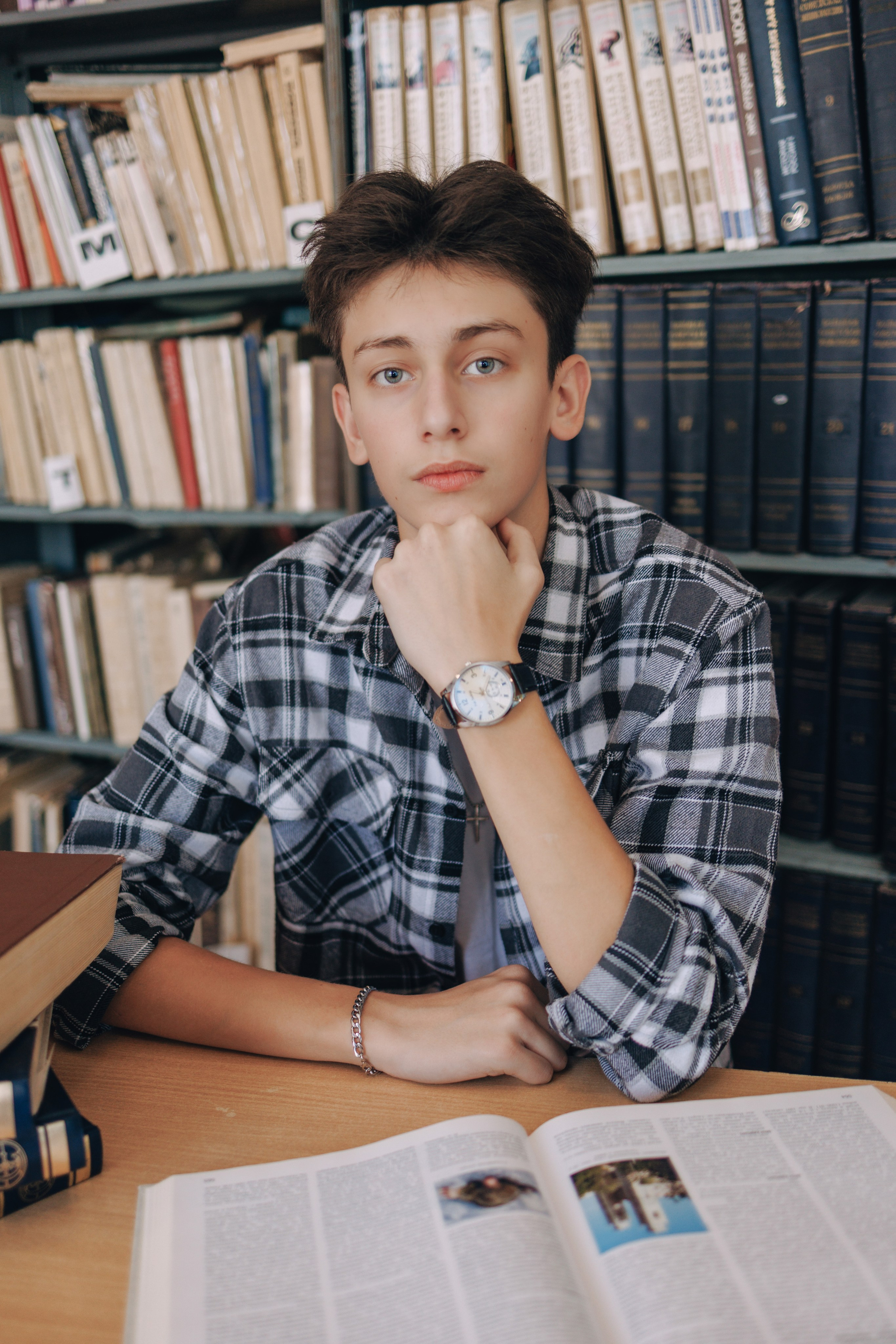 Позы для школьной фотосессии. Фотограф Медногорск Кувандык Оксана Шерехода свадебные, семейные, индивидуальные, школьные фотосессии. Печать фотоальбомов