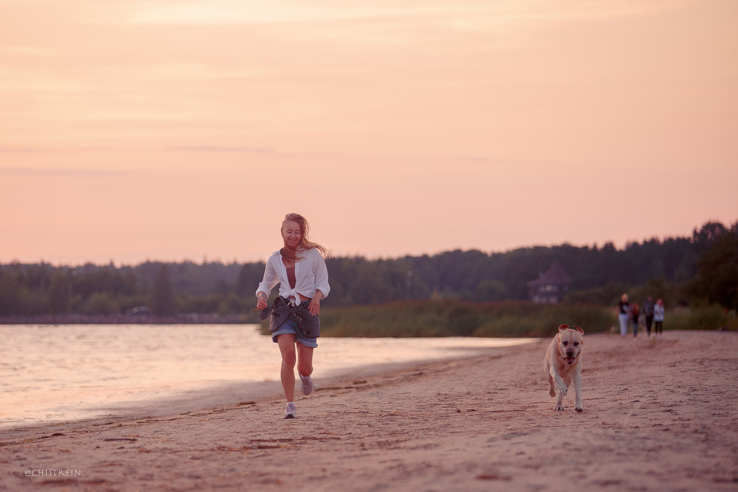 Маша и лабрадор Арни. Фотограф-анималист Наталия Чистюхина в г. Сосновый Бор и ЛО