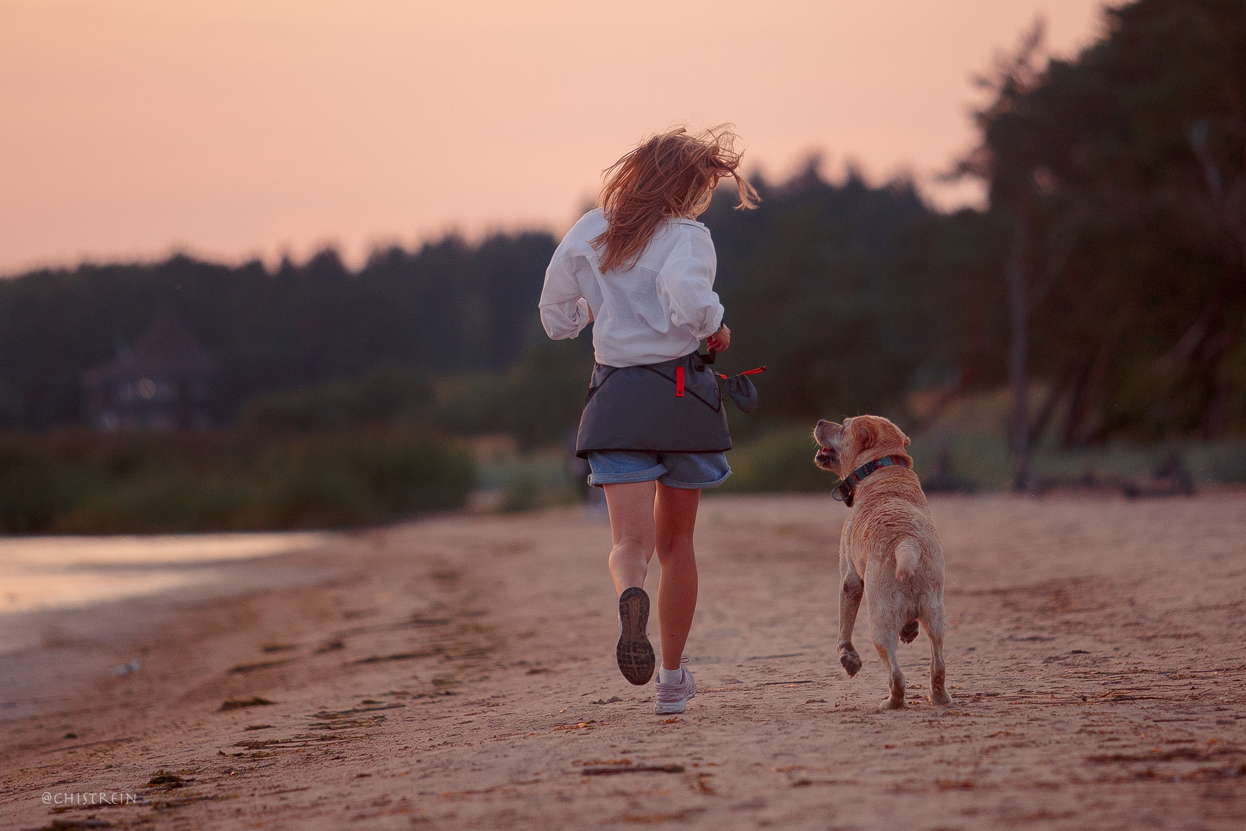 Маша и лабрадор Арни. Фотограф-анималист Наталия Чистюхина в г. Сосновый Бор и ЛО