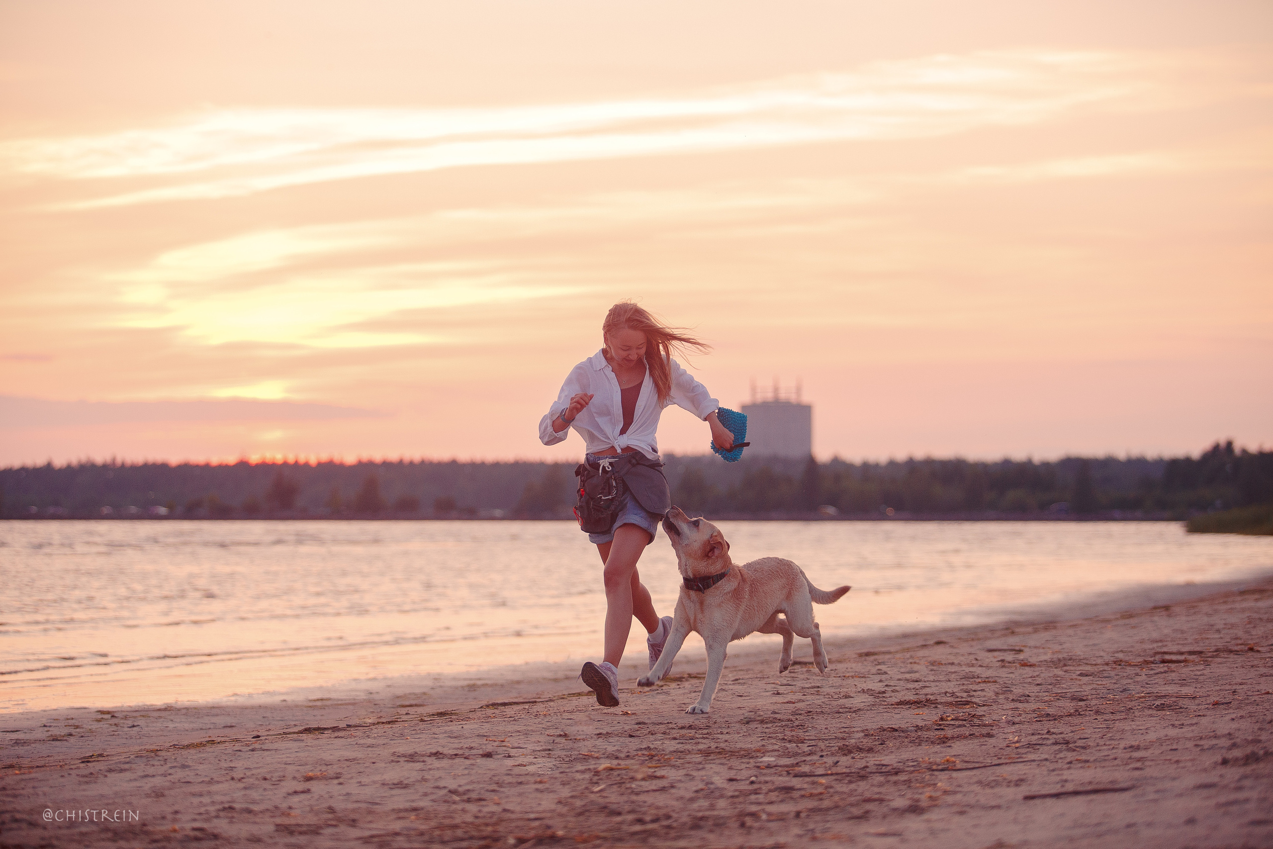 Маша и лабрадор Арни. Фотограф-анималист Наталия Чистюхина в г. Сосновый Бор и ЛО