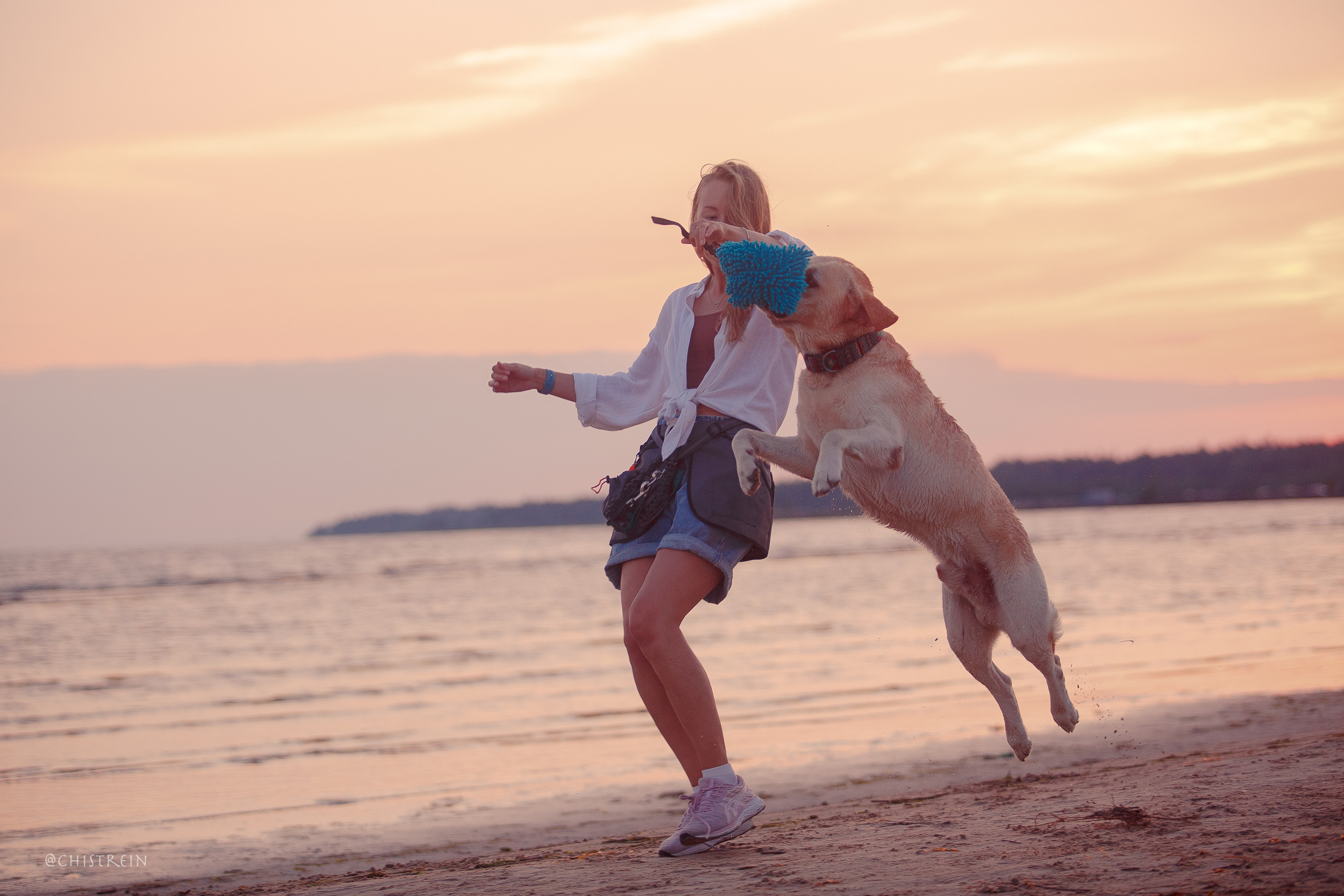 Маша и лабрадор Арни. Фотограф-анималист Наталия Чистюхина в г. Сосновый Бор и ЛО