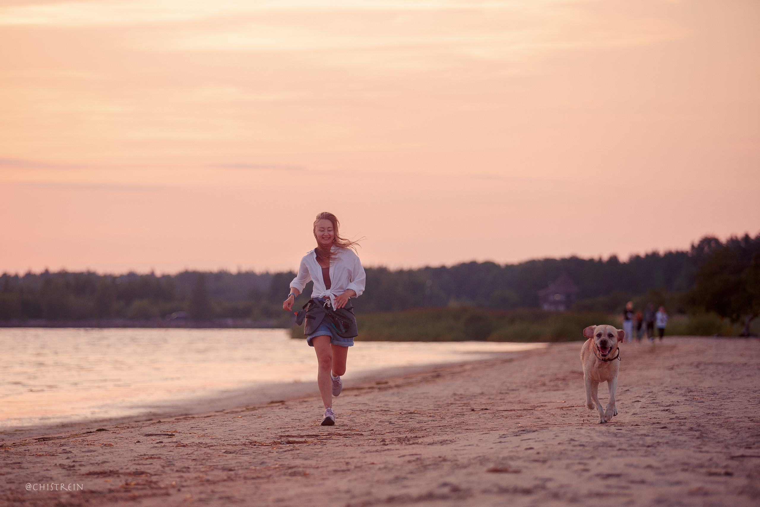 Маша и лабрадор Арни. Фотограф-анималист Наталия Чистюхина в г. Сосновый Бор и ЛО