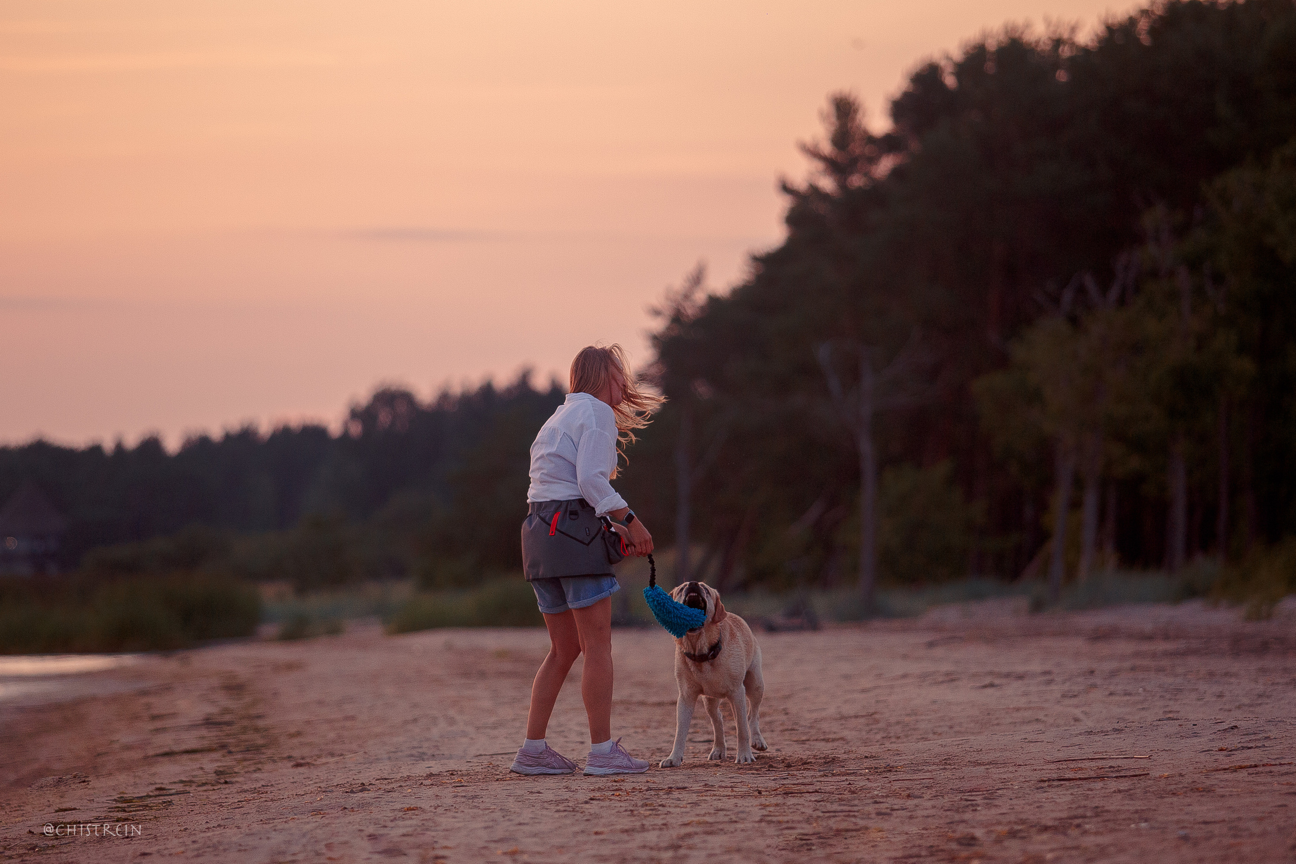 Маша и лабрадор Арни. Фотограф-анималист Наталия Чистюхина в г. Сосновый Бор и ЛО