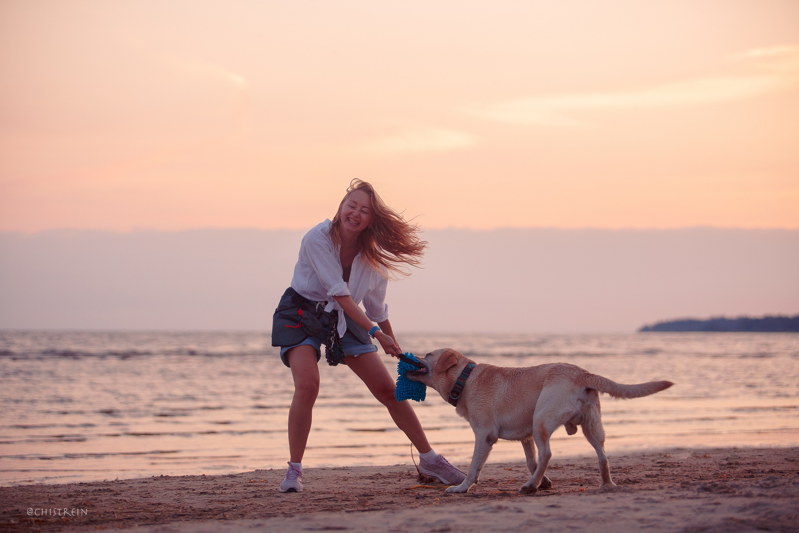 Маша и лабрадор Арни. Фотограф-анималист Наталия Чистюхина в г. Сосновый Бор и ЛО