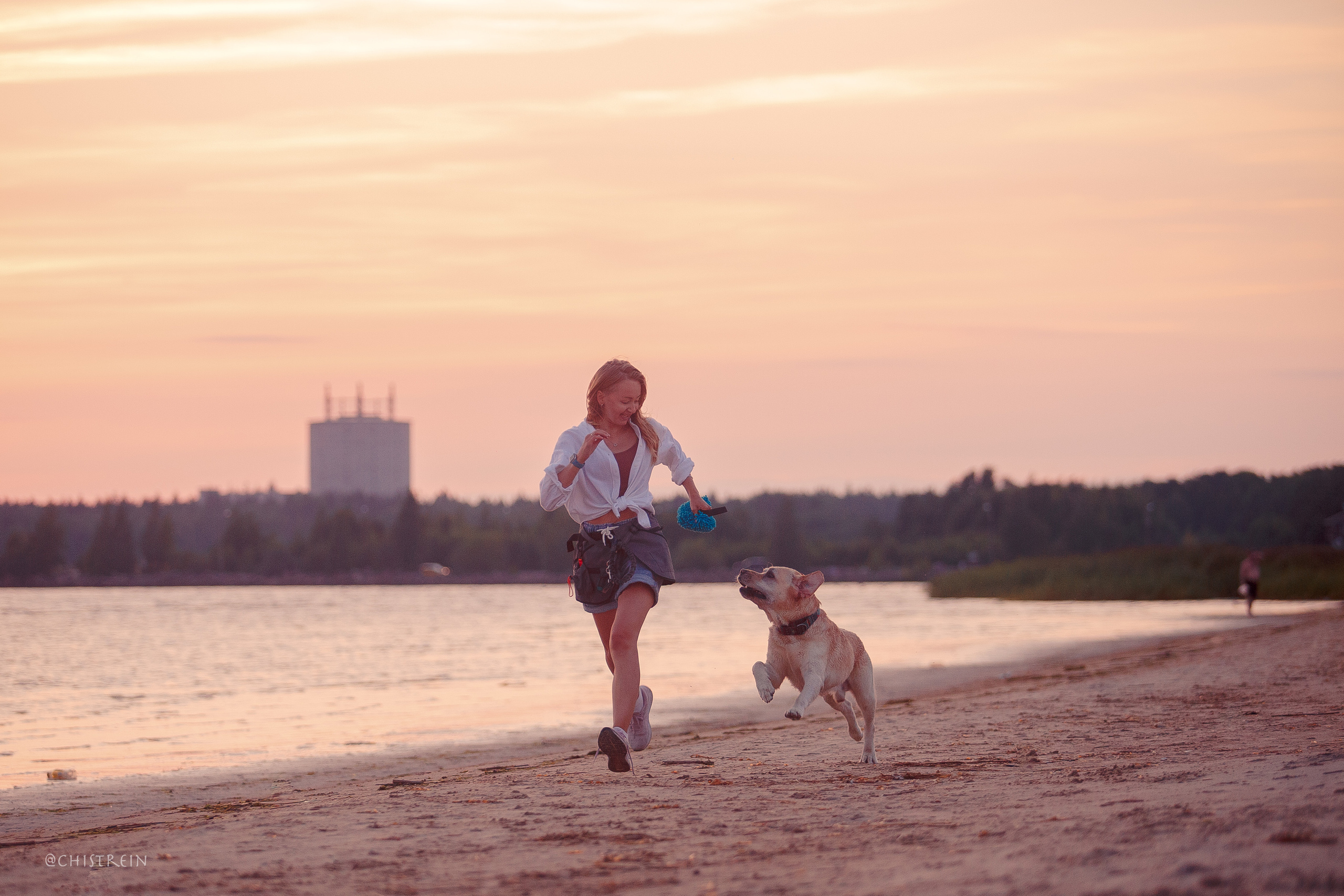 Маша и лабрадор Арни. Фотограф-анималист Наталия Чистюхина в г. Сосновый Бор и ЛО