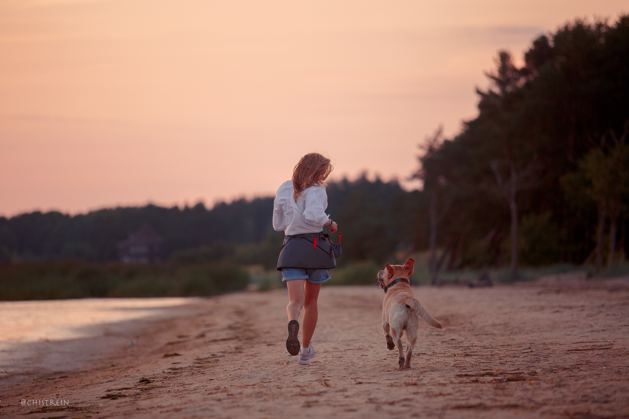 Маша и лабрадор Арни. Фотограф-анималист Наталия Чистюхина в г. Сосновый Бор и ЛО