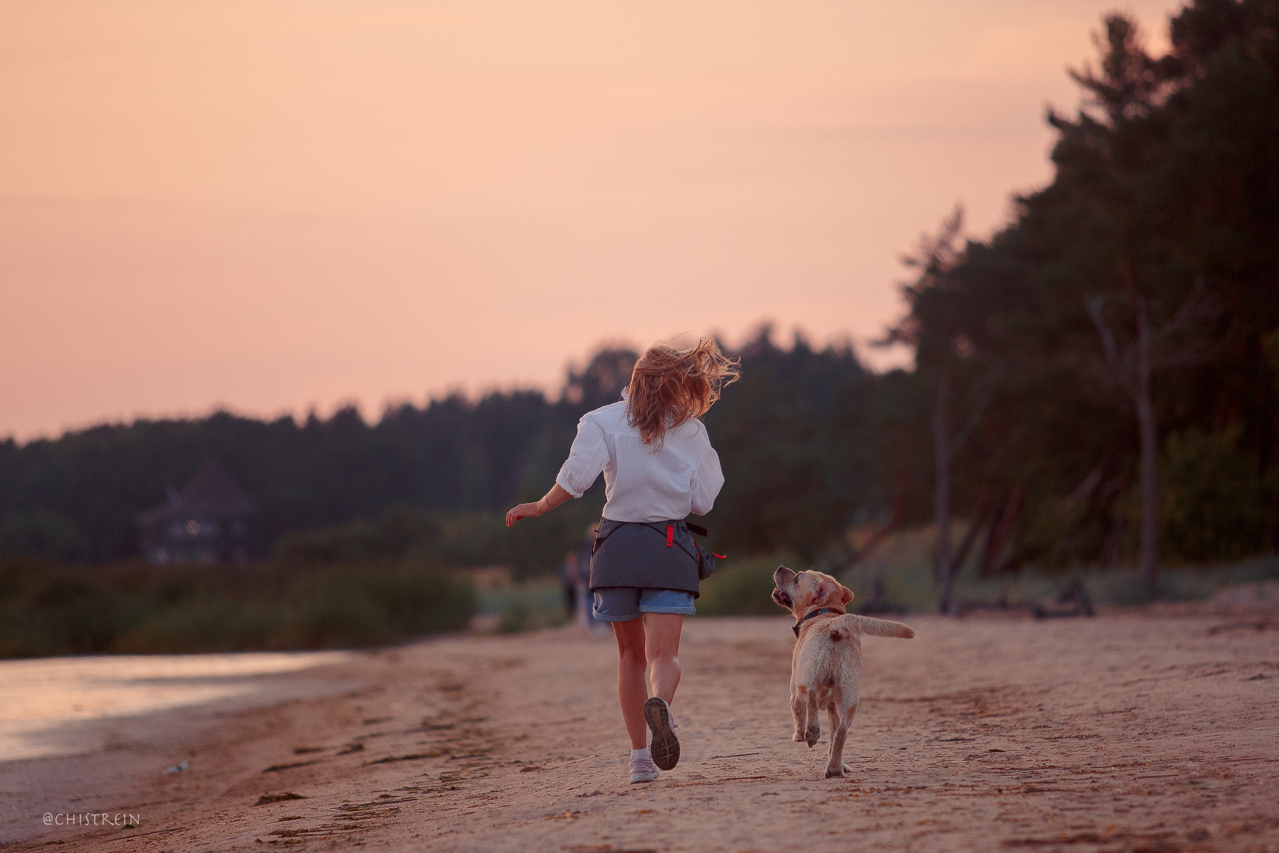 Маша и лабрадор Арни. Фотограф-анималист Наталия Чистюхина в г. Сосновый Бор и ЛО