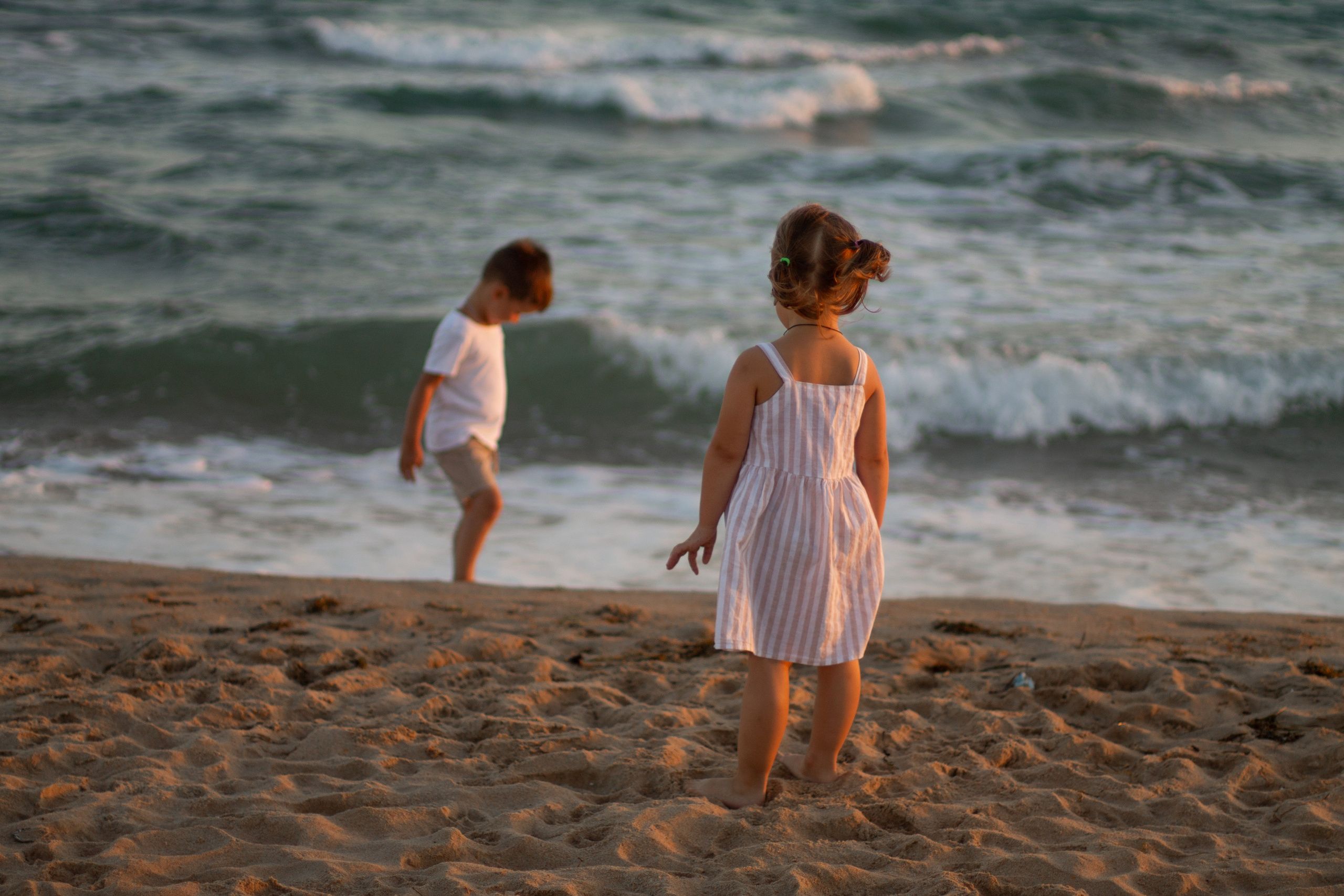 фотография детей на море, мальчик и девочка на море 