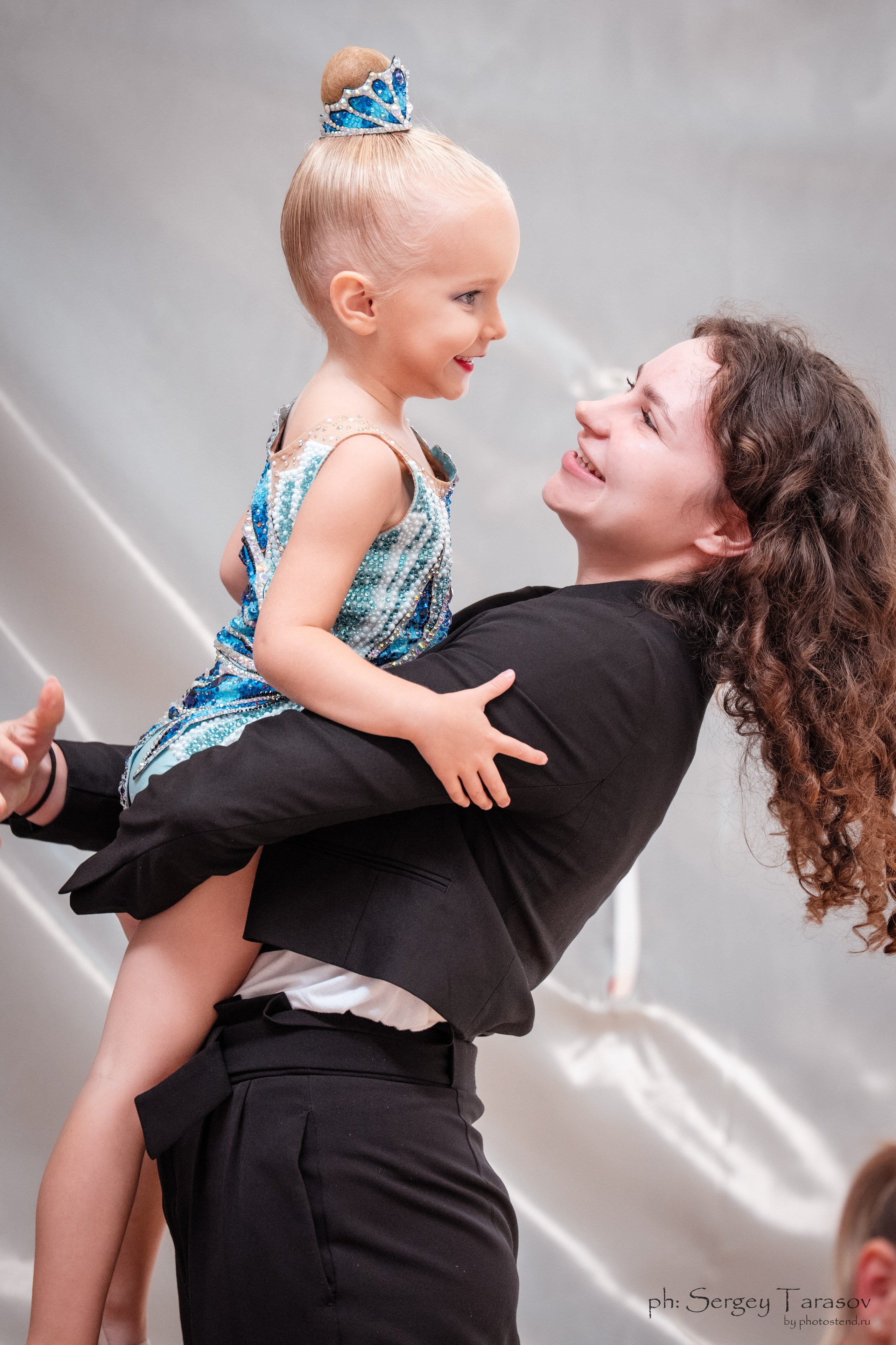 Съёмка с разминочного ковра с соревнований по художественной гимнастике.  