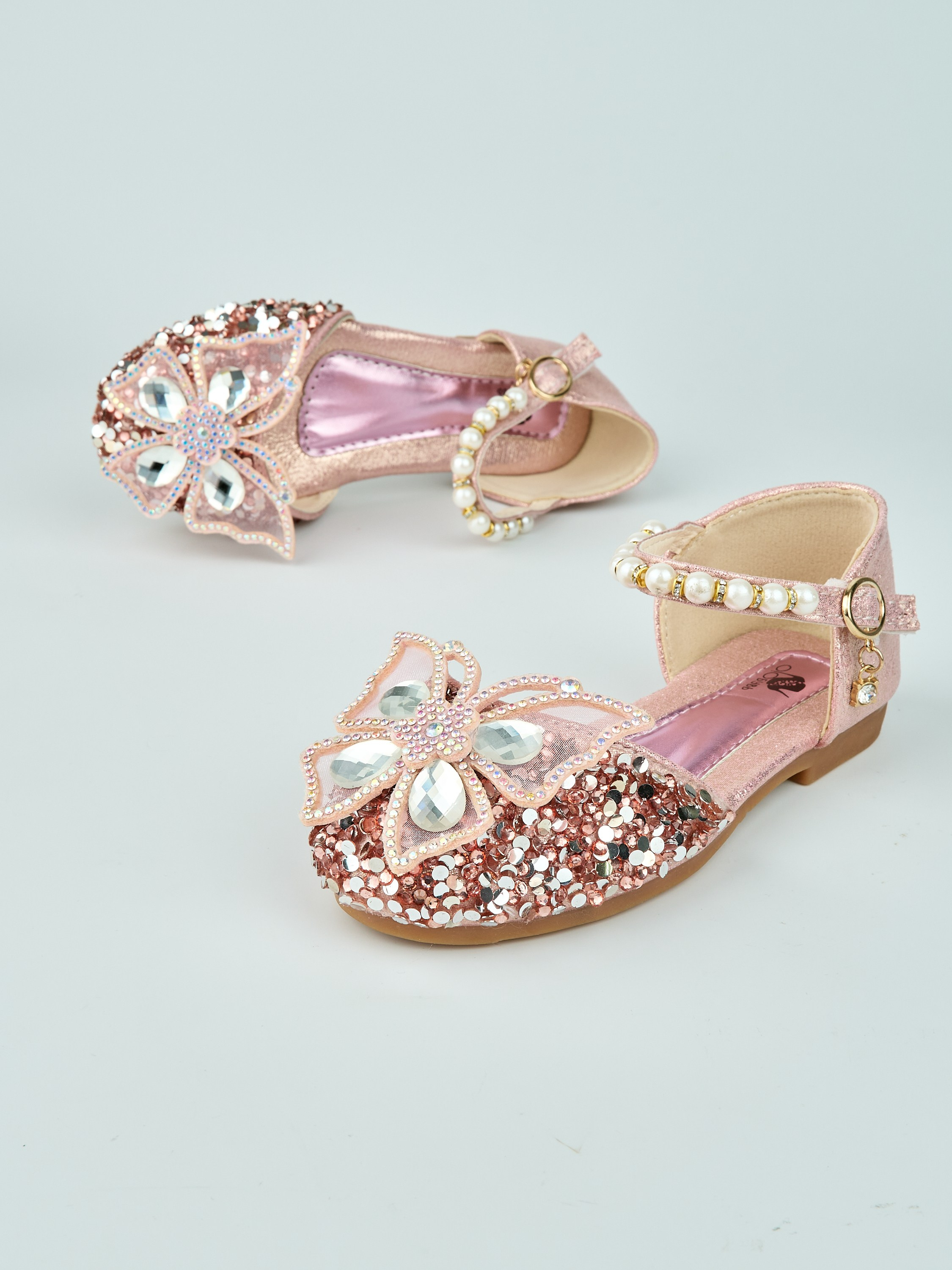 Каталожная фотосъёмка детских туфель для Wildberries